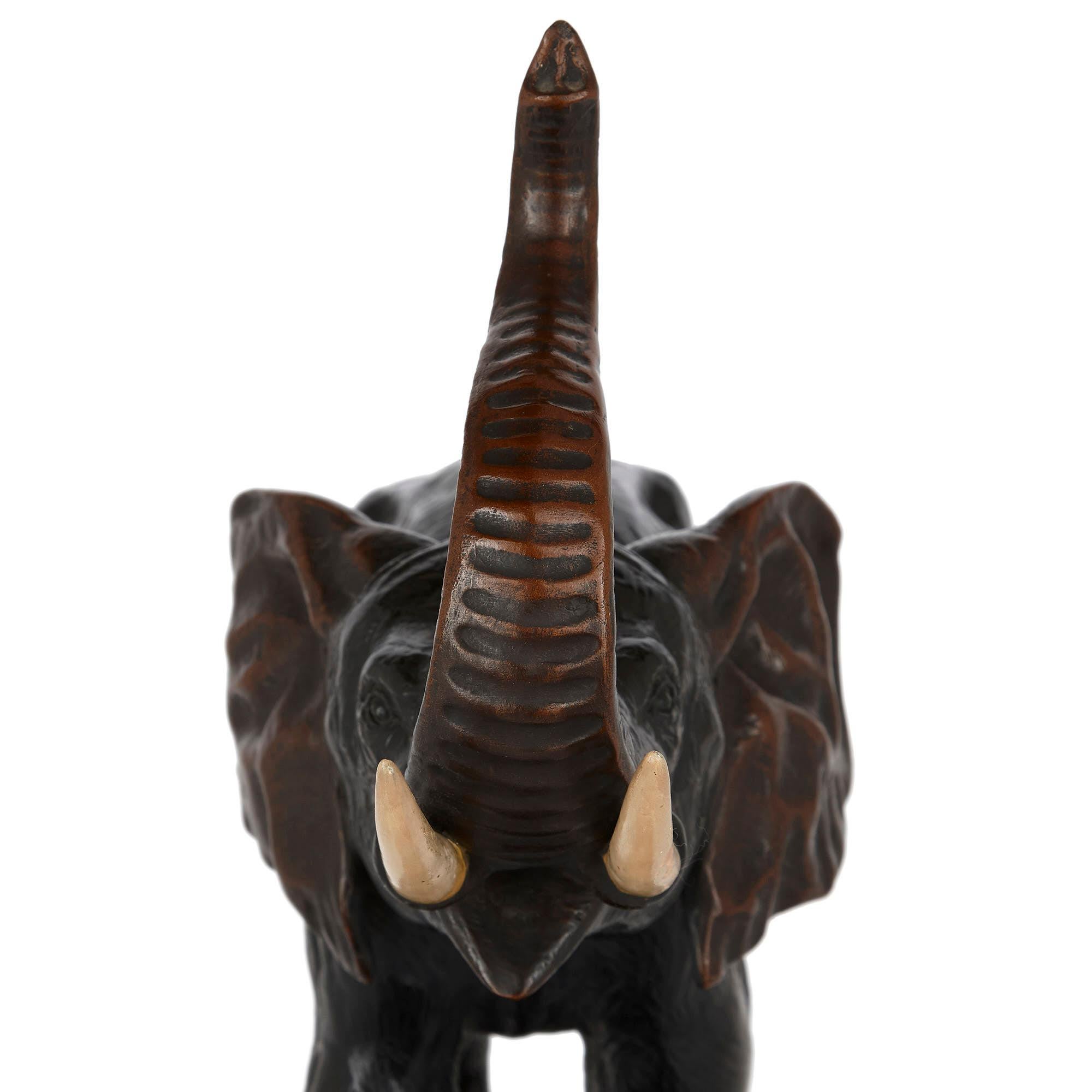 Modelo antiguo de grupo de elefantes naturalistas de terracota Terracota en venta
