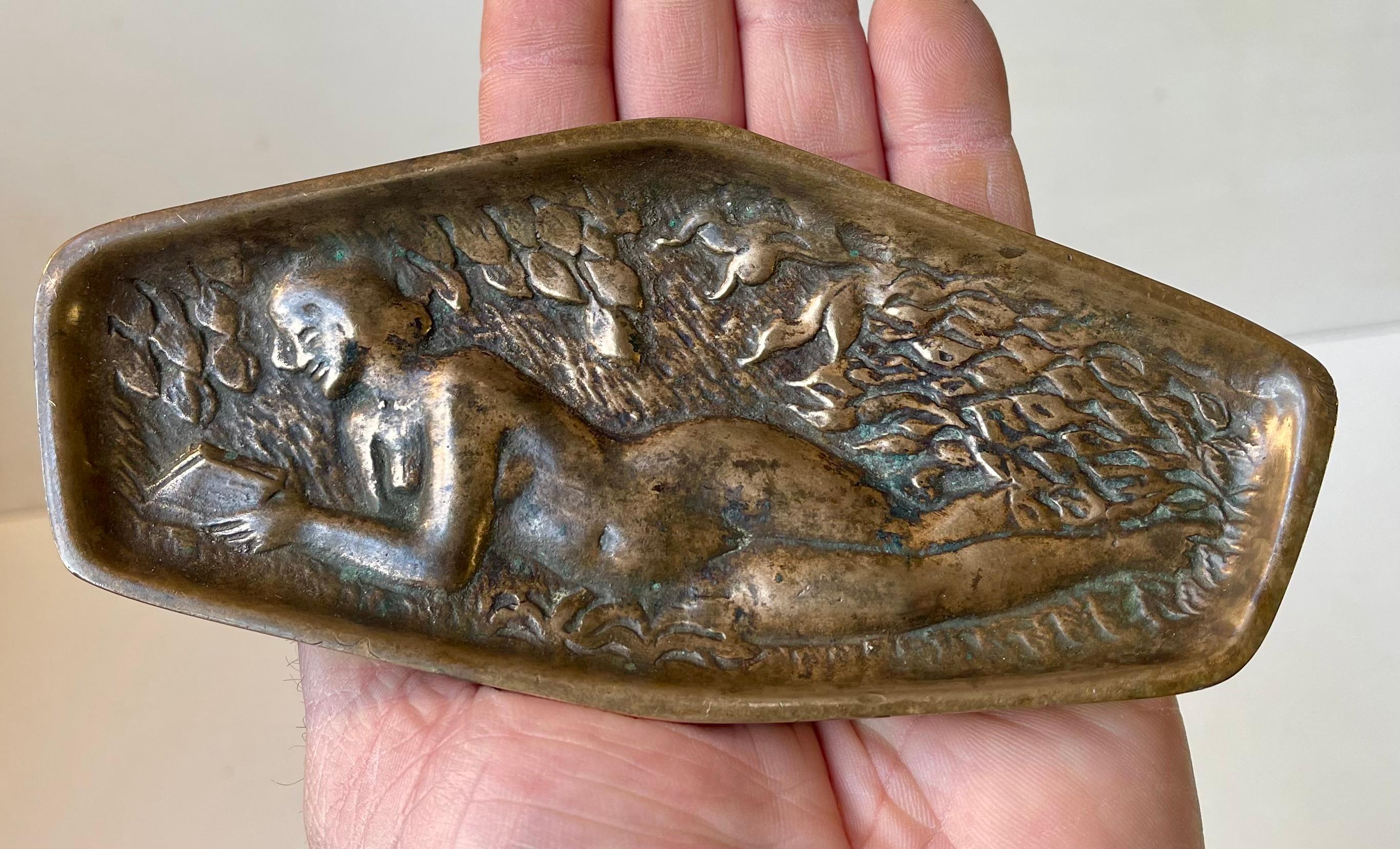 Double sided bronze 'ass' (ash) - tray featuring a reading young naked woman. On the reverse we see a monkey that tickles her behind with a stick. Signed by an unidentified sculptor ES. It was made in Europe, either in Scandinavia or England, circa