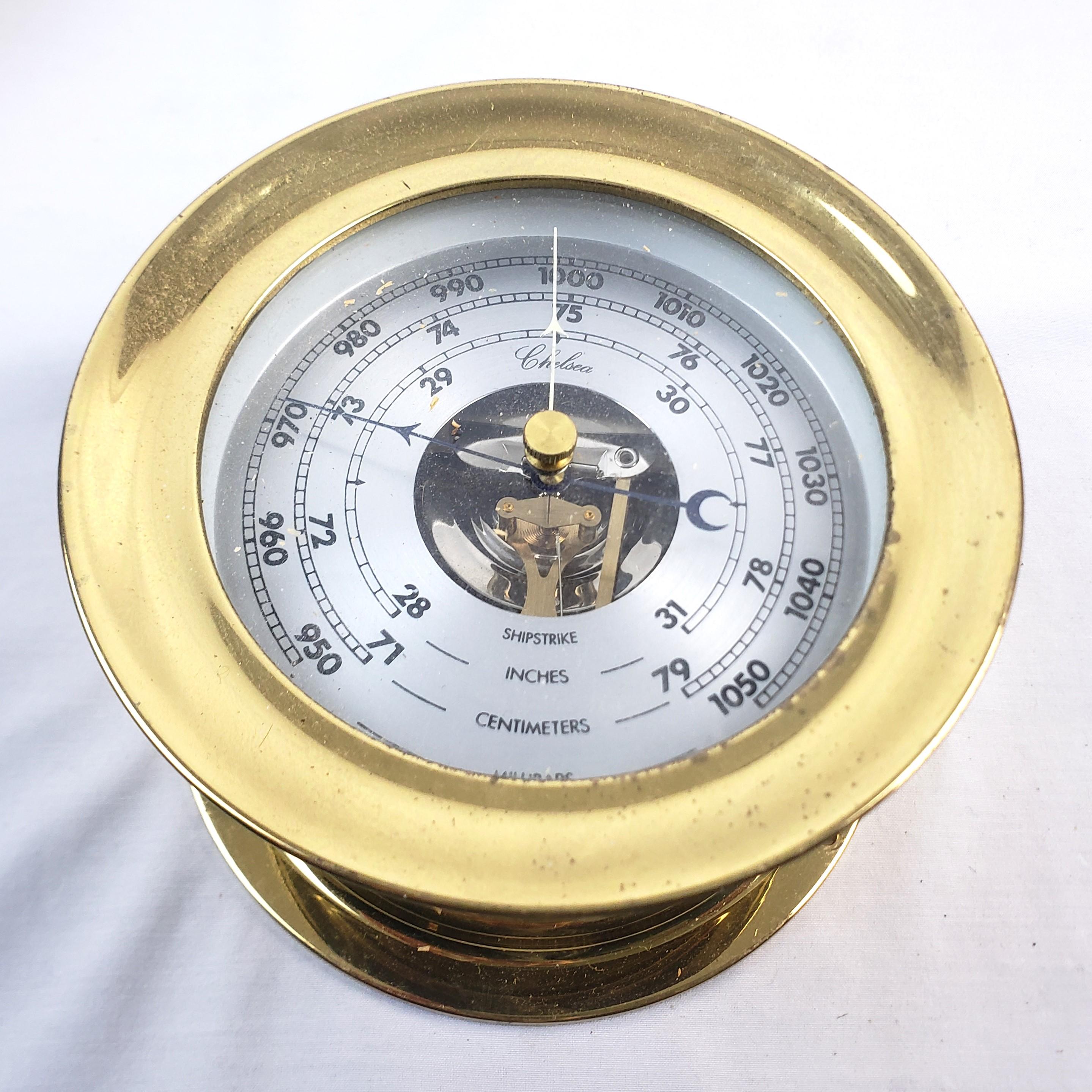 Fait à la machine Horloge de bateau en laiton antique, baromètre et groupement de cloches en vente