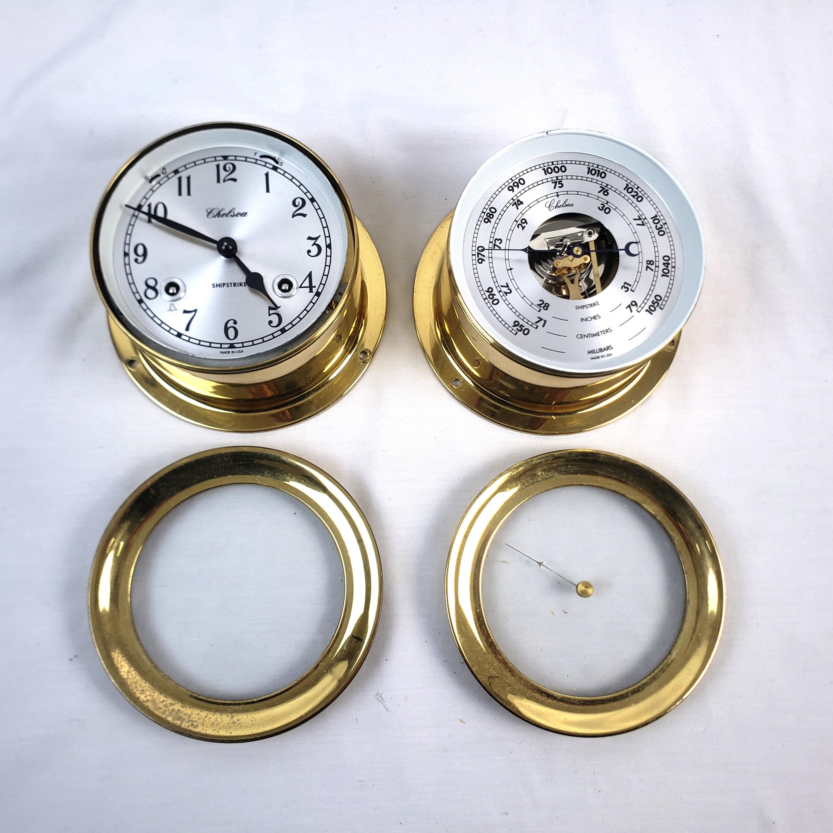 Laiton Horloge de bateau en laiton antique, baromètre et groupement de cloches en vente