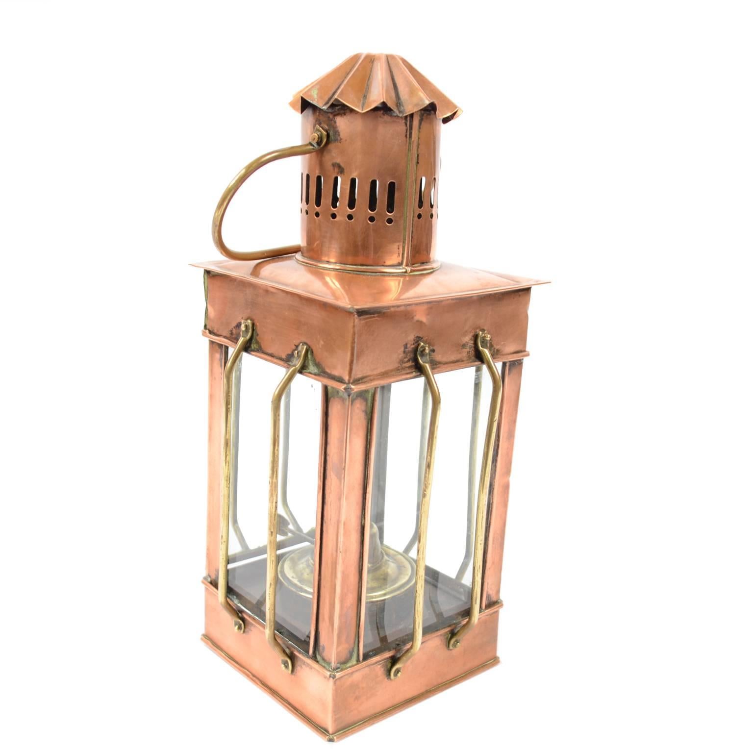 Antique lamp, glass and copper, for light signals, English manufacture, early 1900. Very good condition. Measures: Cm 28.5(h) x 10.5 x 10.5.
Shipping in insured by Lloyd's London and the gift box is free (look at the last picture).