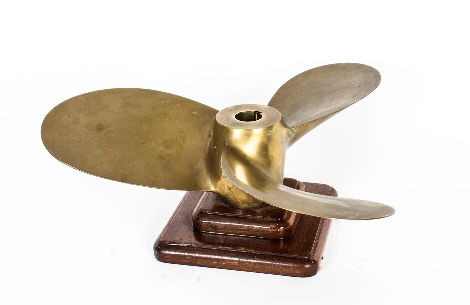 Antique Nautical Oak Mounted Brass Three Blade Propeller 1913 20th Century In Good Condition In London, GB