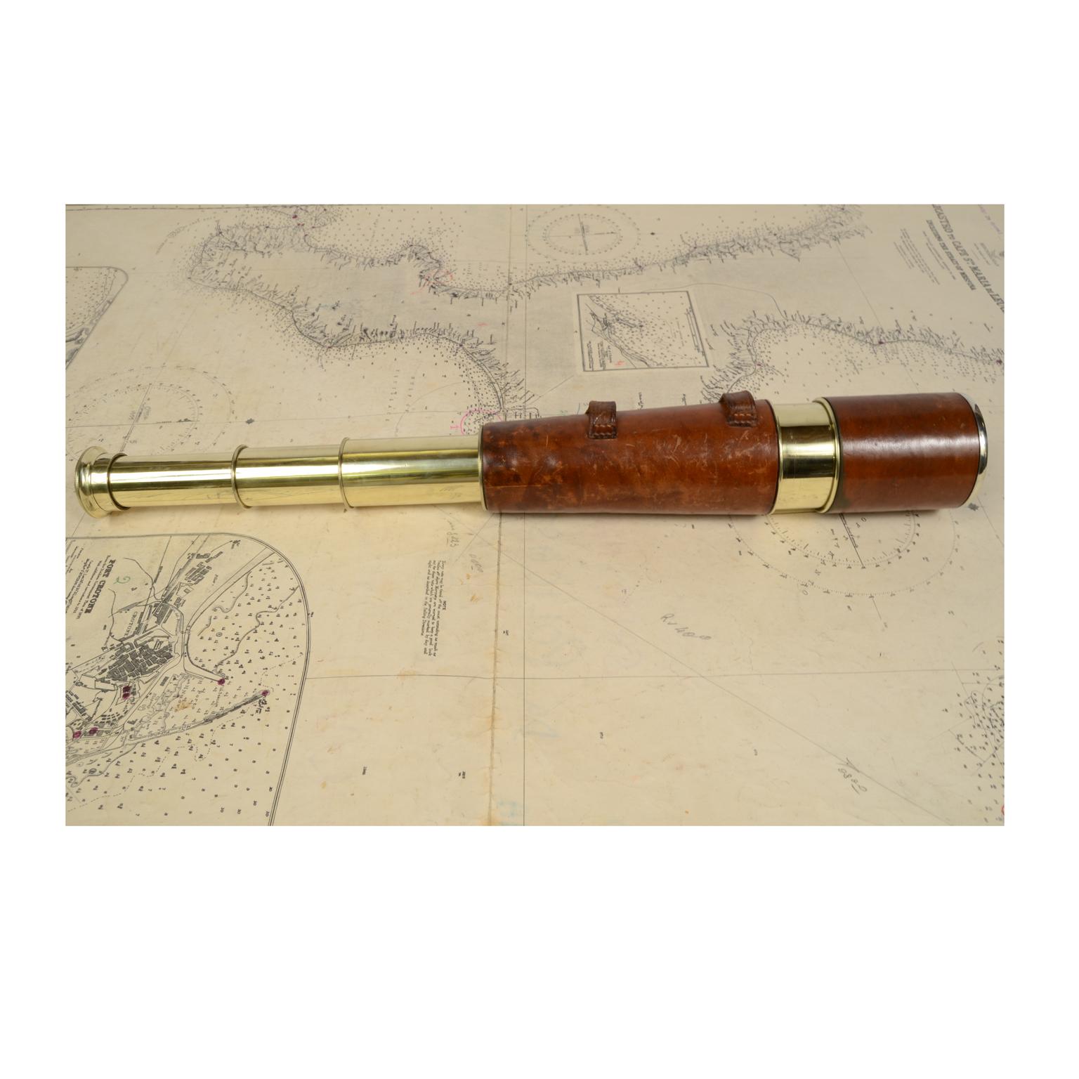 Brass telescope with splayed leather-covered handle signed Broadhurst Clarkson & C. 83 Farringdon Road London E.C. from the early 1900s. Focusing with three extensions complete with dust cover tab and sun visor extension. Maximum length 80 cm,