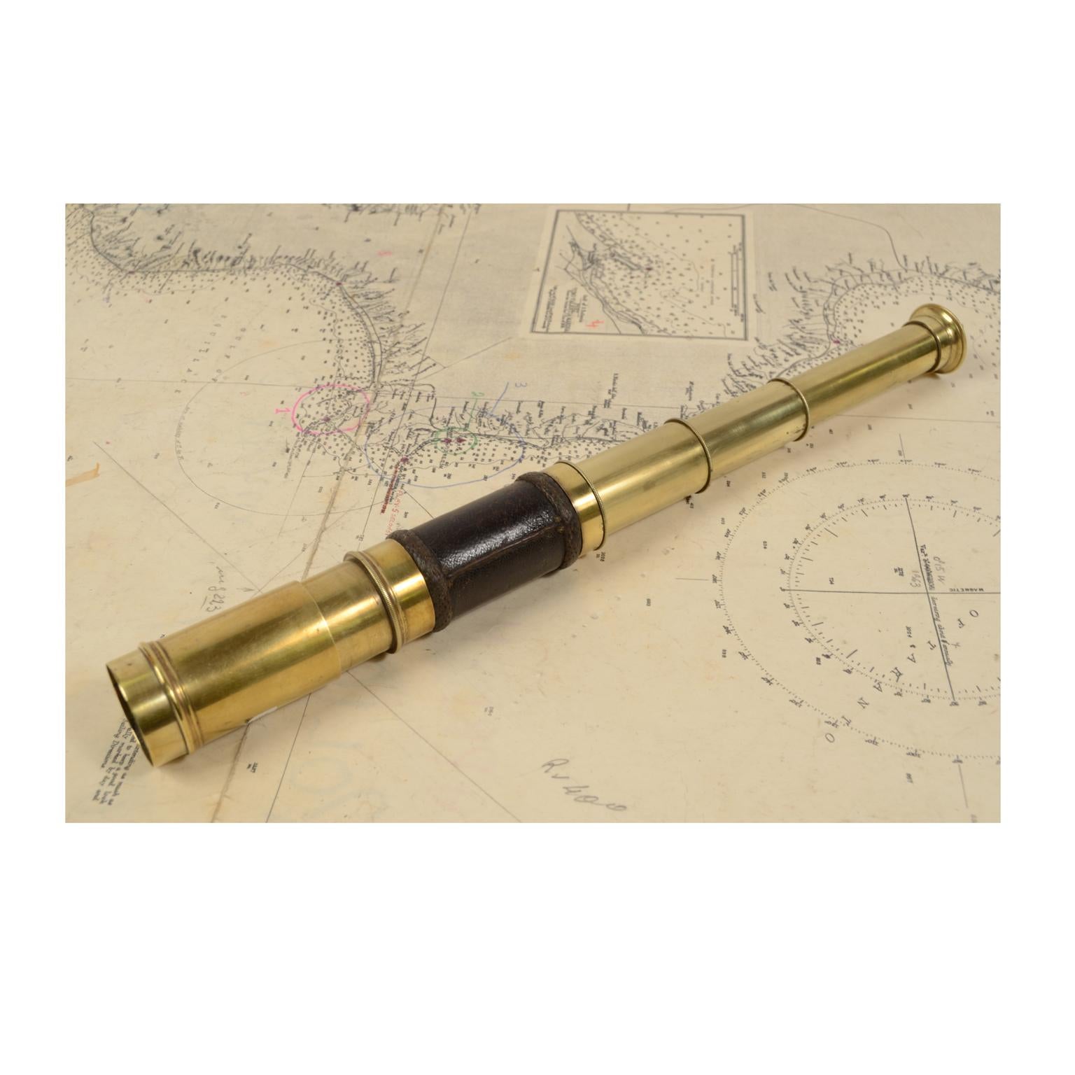 Brass telescope with leather-covered handle, focusing on three extensions, complete with dust protection tab and sunshade extension. Maximum length 45 cm, minimum 14 cm, focal diameter 2.5 cm. Complete with base for support made to measure of wood