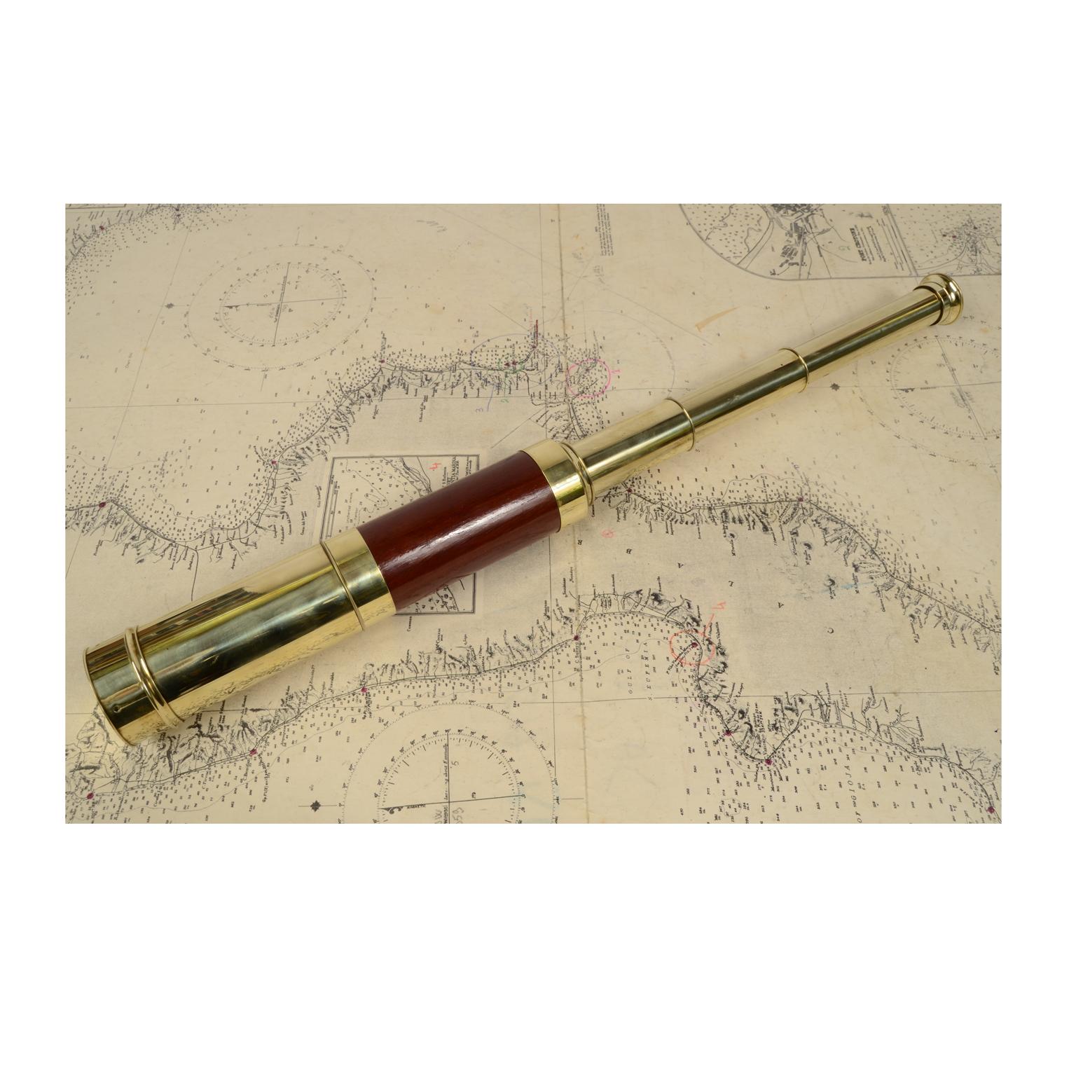 Brass telescope with mahogany-coated handle, focusing with three extensions, complete with sunshade extension, cap and dust flap. Maximum length 83.5 cm, minimum 27 cm, focal diameter 4.5 cm. English manufacture of the early 19th century. Excellent