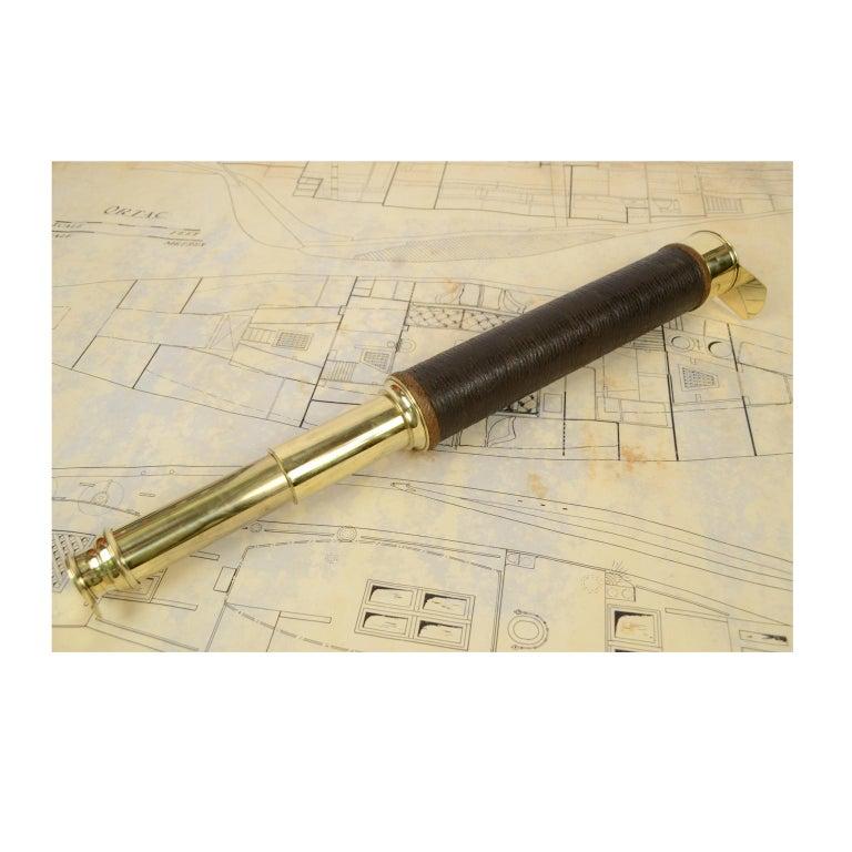 Brass telescope with handle covered with braided rope of the mid-19th century. Focusing with two extensions, complete with dust flap and sunshade. Measures: Maximum length 84 cm, minimum 37 cm, focal diameter 4.5 cm. Very good working condition,