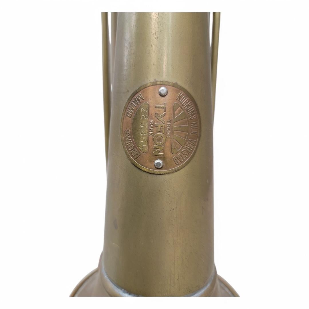 Antique Nautical Tyfon Brass Foghorn Malmo Sweden Kockums Mek Verkstad

This antique Tyfon nautical brass foghorn originated in Malmo, Sweden, specifically from the Kockums Mek Verkstad. It is a type of air horn used for maritime purposes, likely on