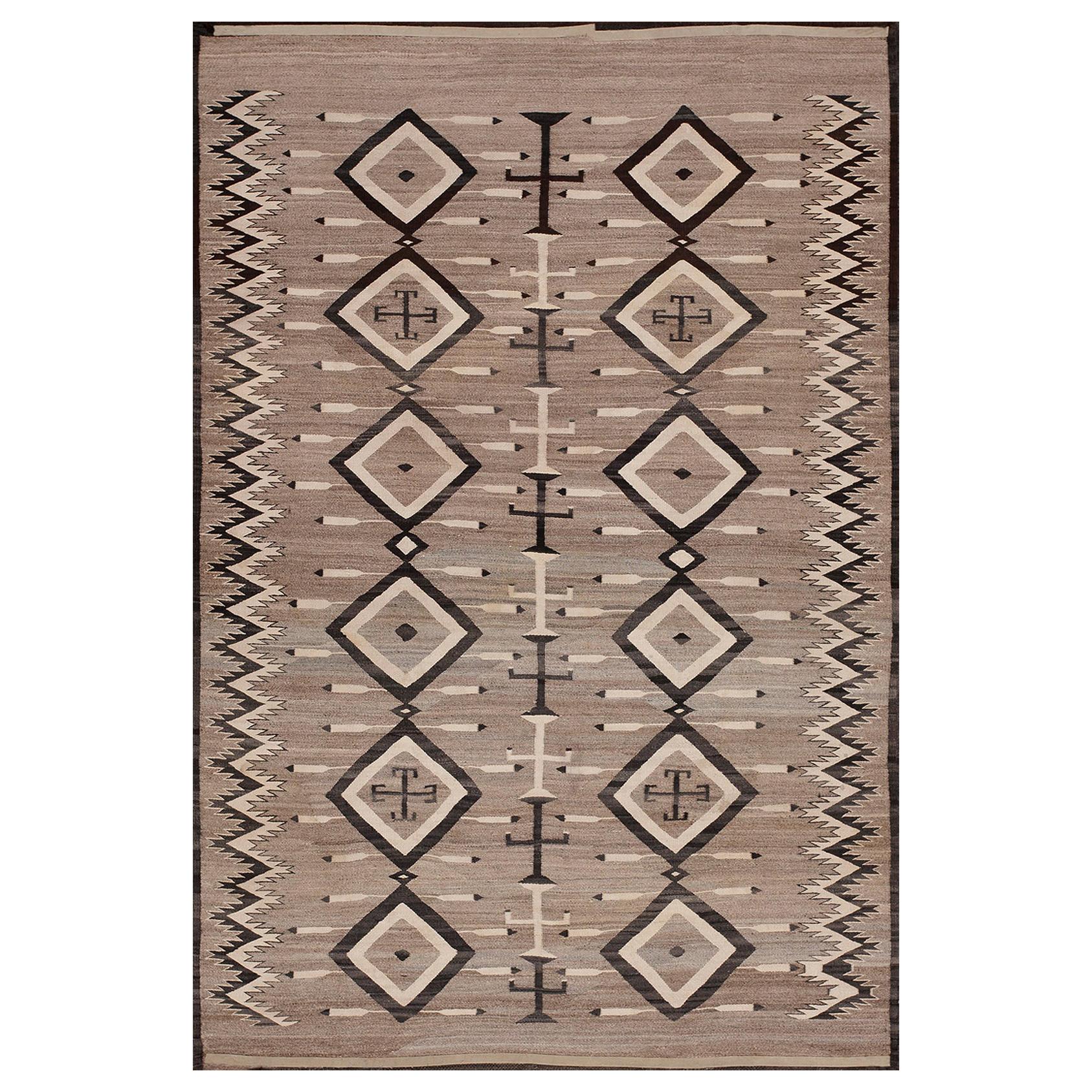 Amerikanischer Navajo-Teppich des frühen 20. Jahrhunderts ( 4'6" x 6'8" - 137 x 203")