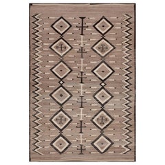 Amerikanischer Navajo-Teppich des frühen 20. Jahrhunderts ( 4'6" x 6'8" - 137 x 203")