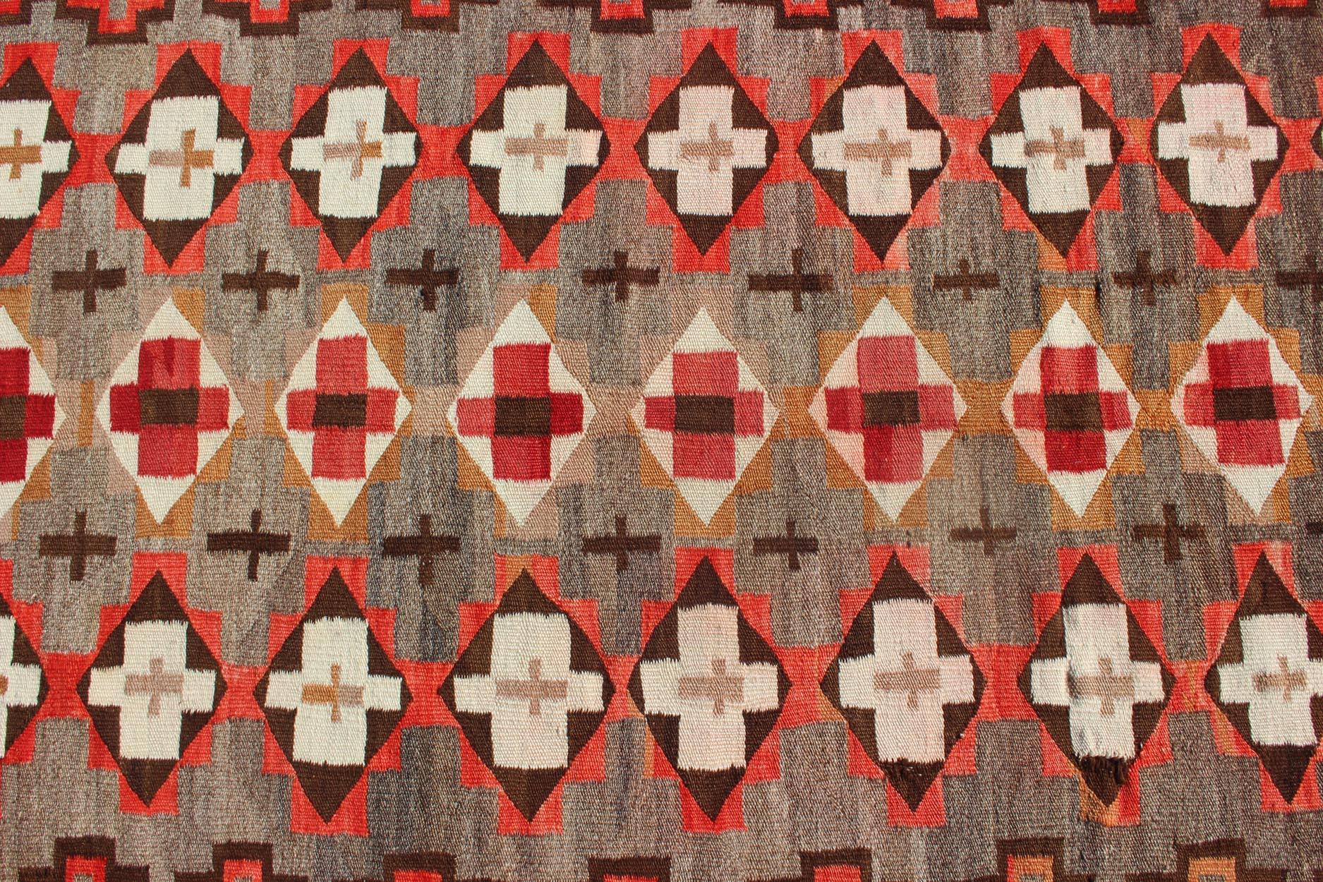 Tissé à la main Couverture Navajo antique avec des motifs géométriques en gris, rouge, Brown et ivoire en vente