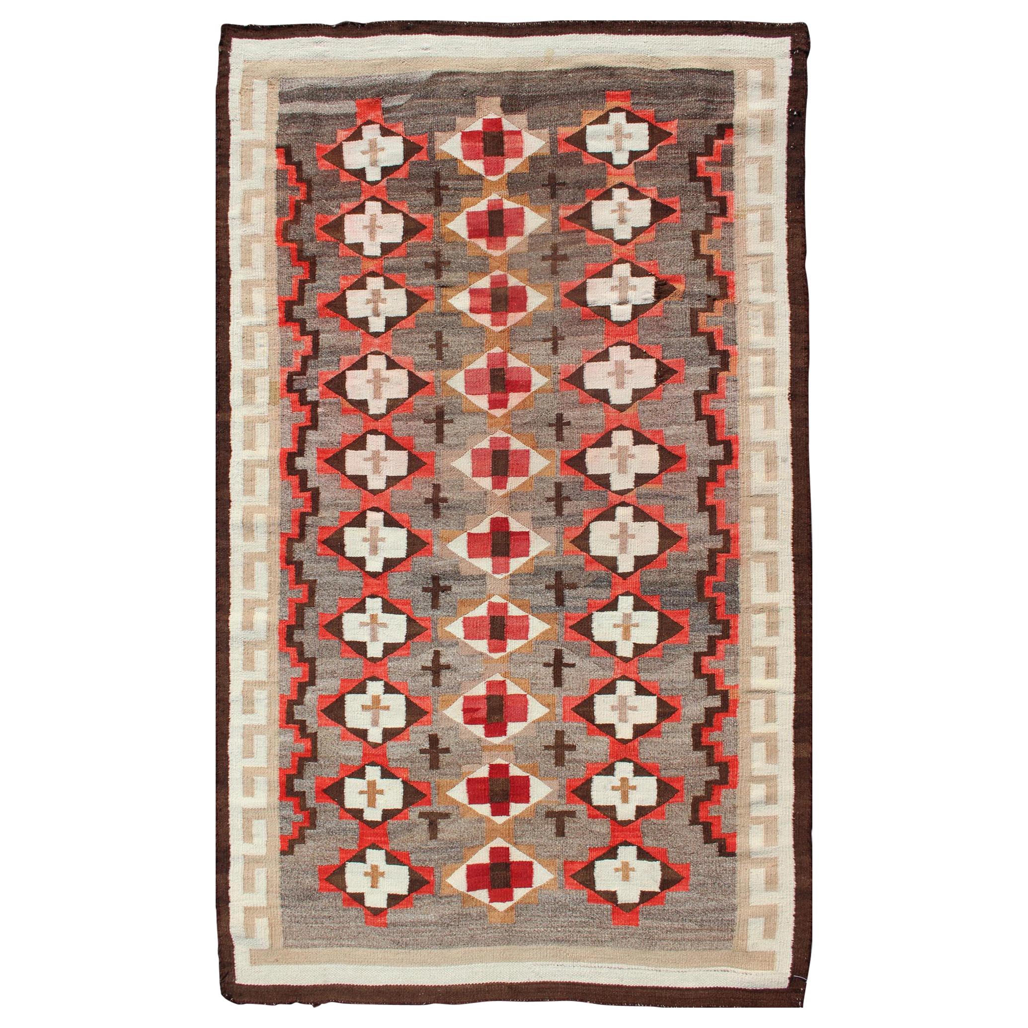 Antike Navajo Decke mit All Over Geometrisch in Grau, Rot, Braun und Elfenbein