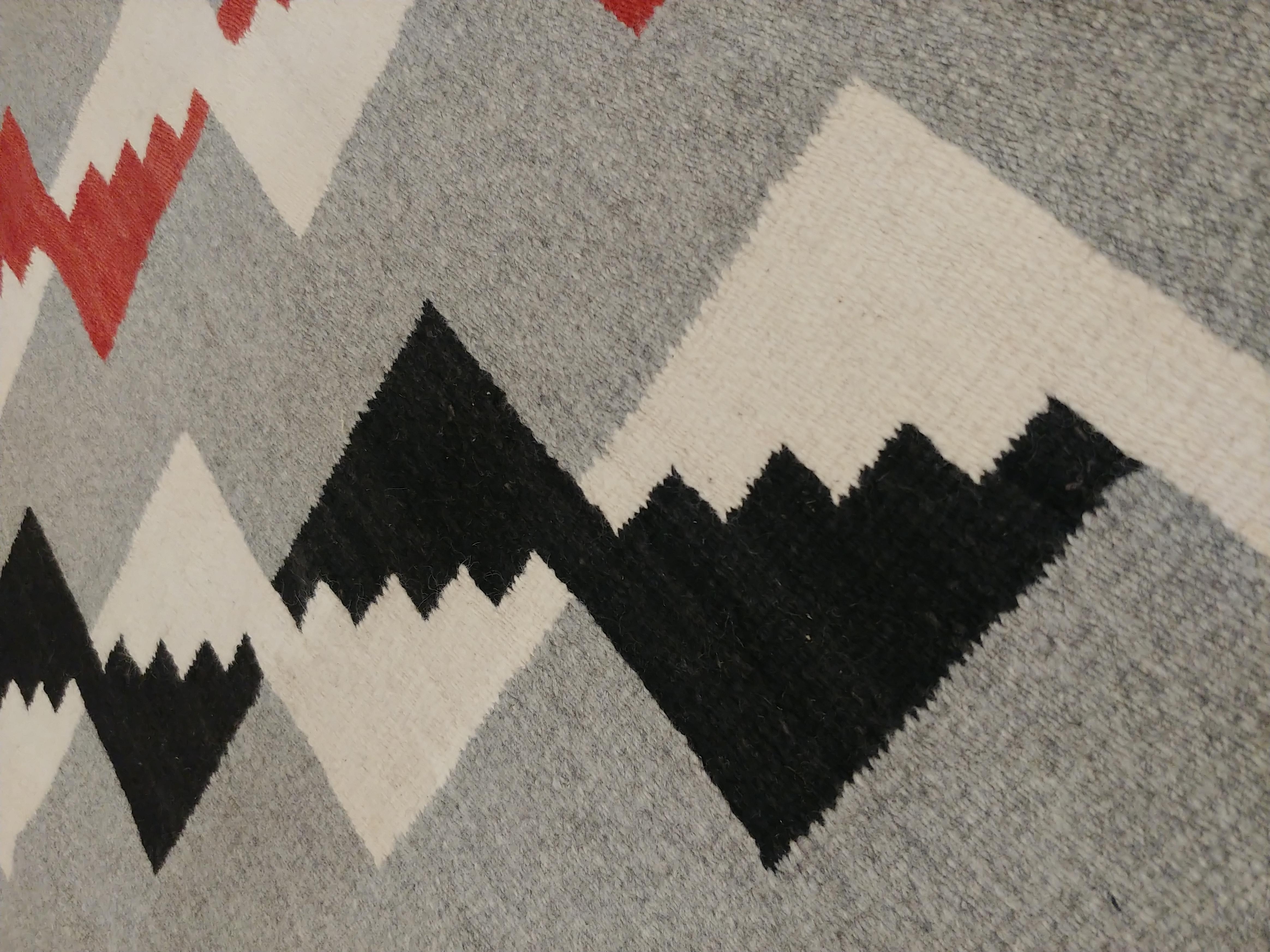 Antiker Navajo-Teppich, Volksteppich, handgefertigte Wolle, Beige, Grau, Blutorange (Handgeknüpft) im Angebot