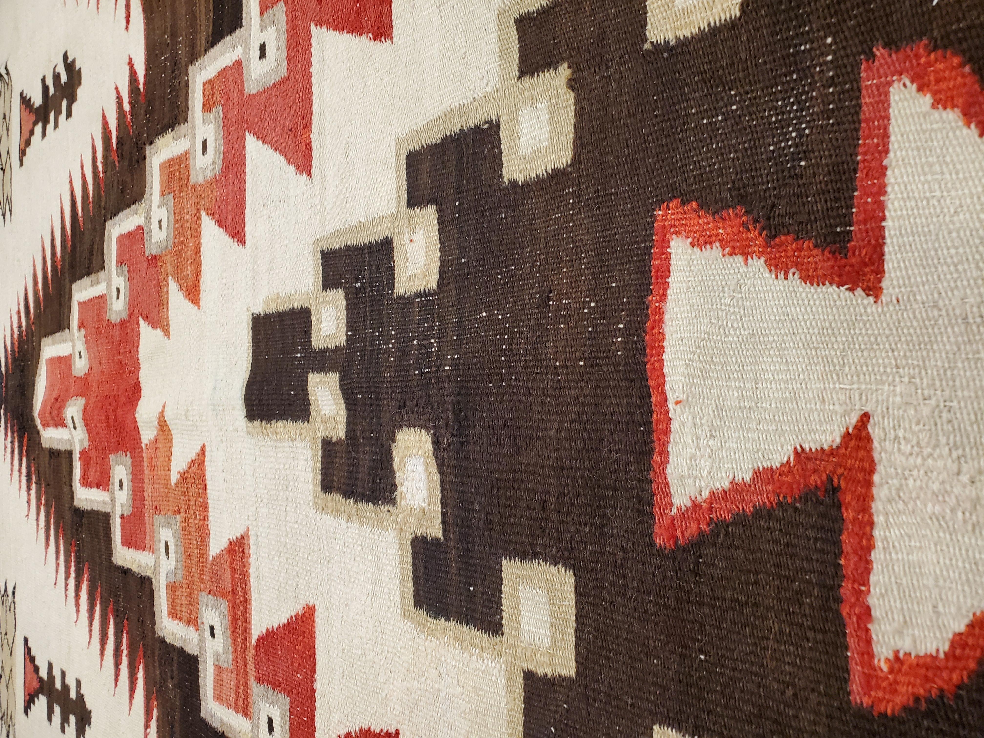 20ième siècle Tapis Navajo ancien, tapis artisanal, laine faite à la main, beige, gris, corail doux en vente