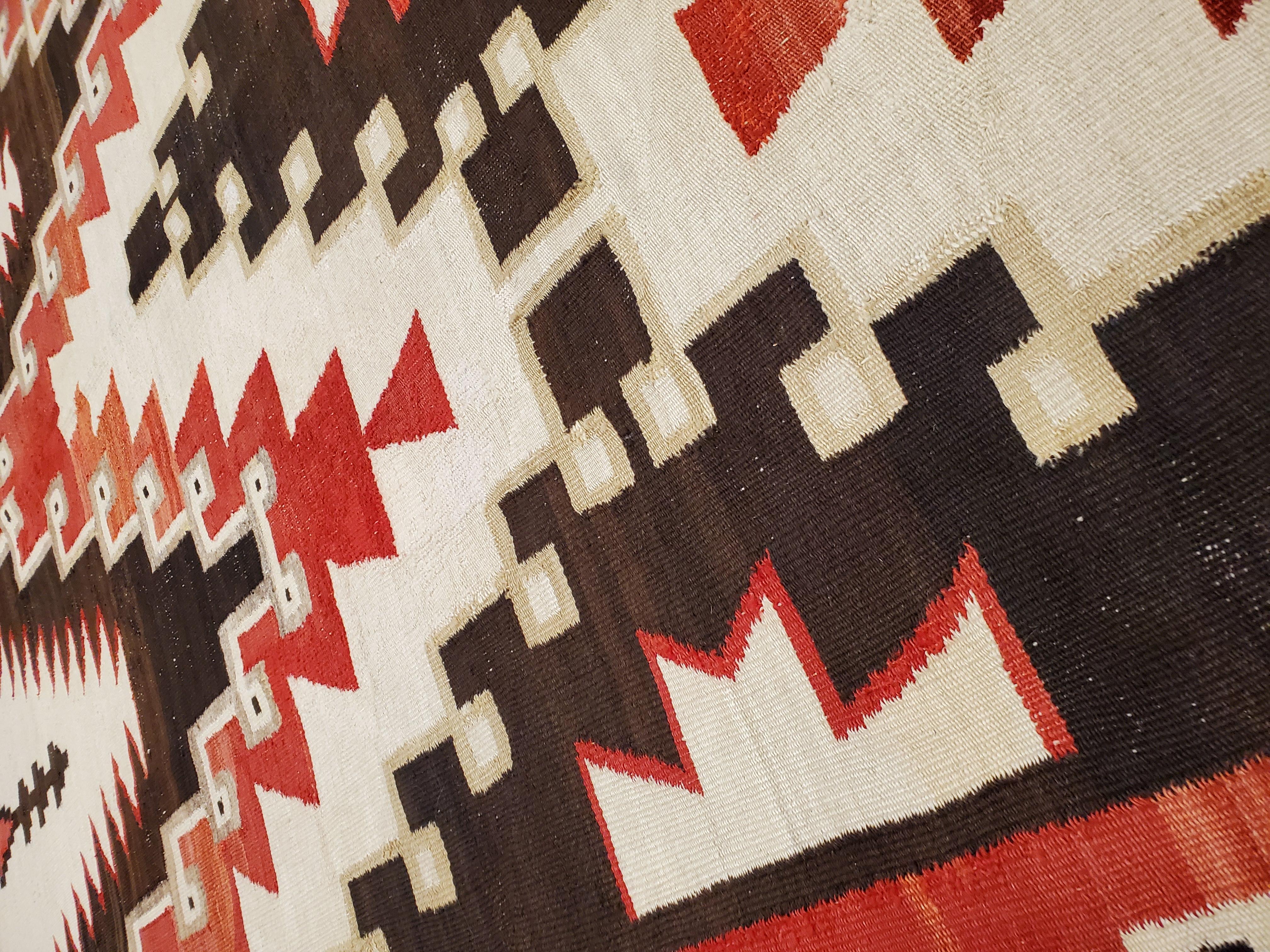 Antiker Navajo-Teppich, Volksteppich, handgefertigt, Wolle, Beige, Grau, weiche Koralle im Angebot 2