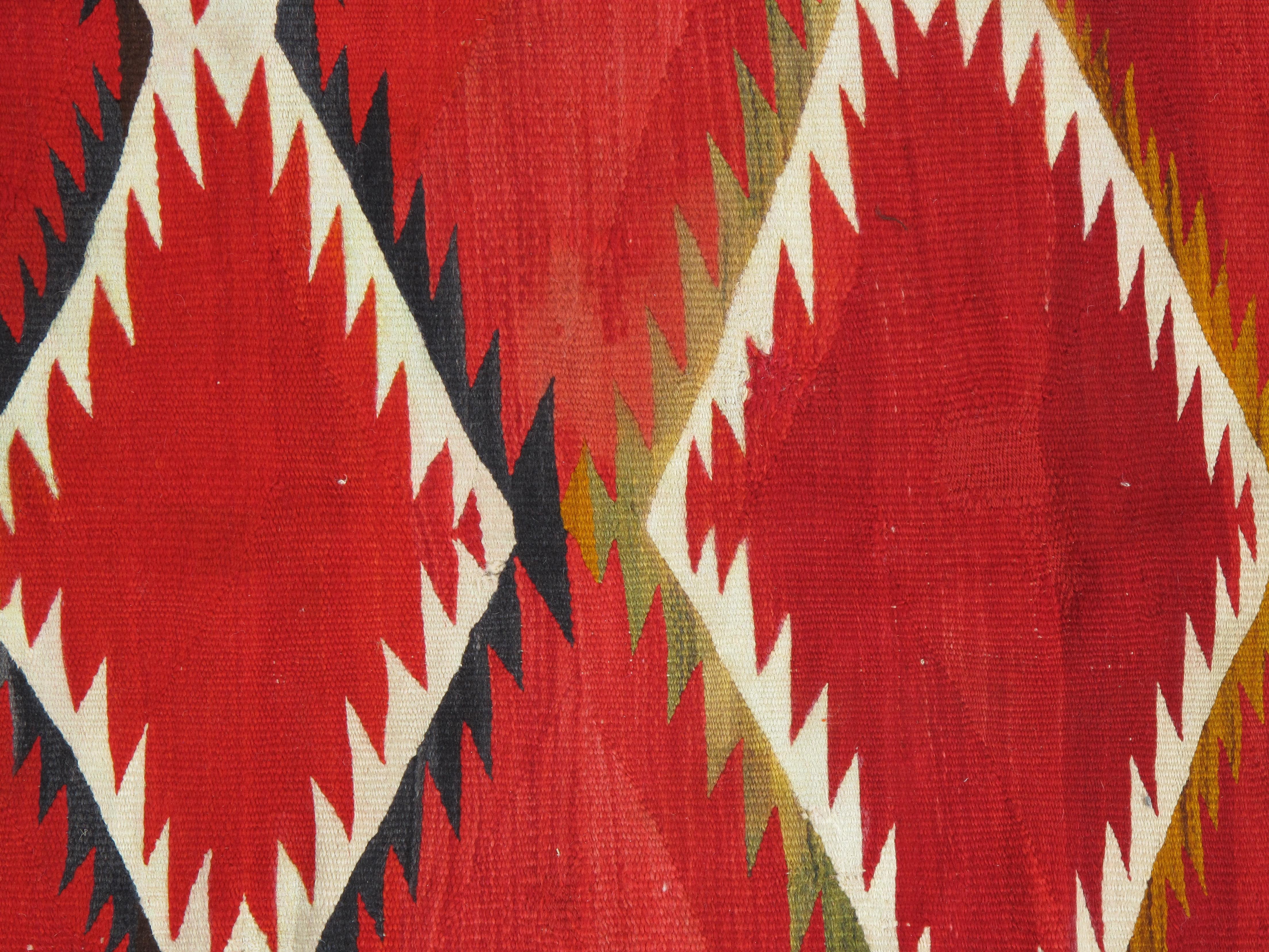 Antiker Navajo-Teppich, Volksteppich, handgefertigte Wolle, rot, schwarz, weiß, grün (amerikanisch) im Angebot