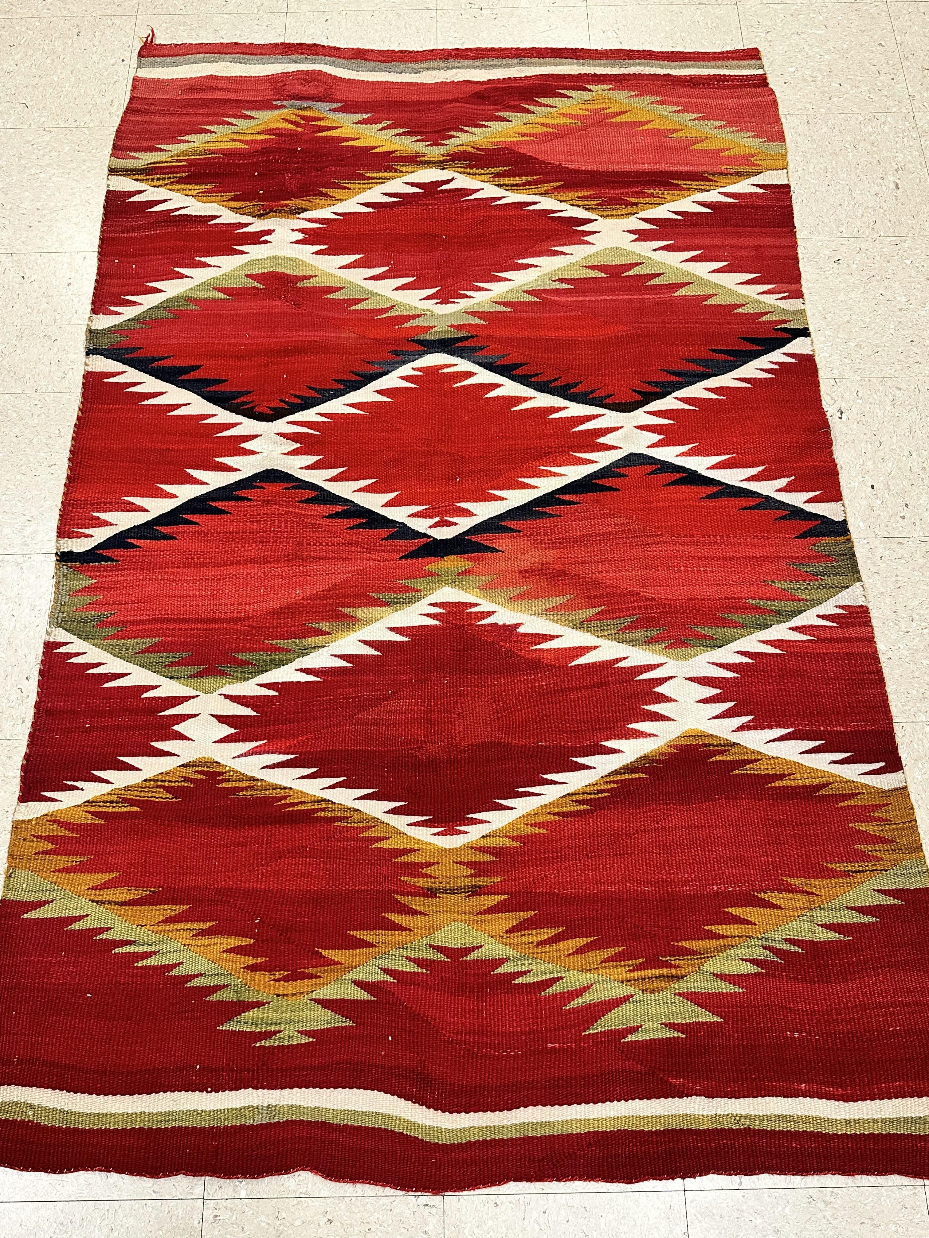 Antiker Navajo-Teppich, Volksteppich, handgefertigte Wolle, rot, schwarz, weiß, grün (Handbemalt) im Angebot