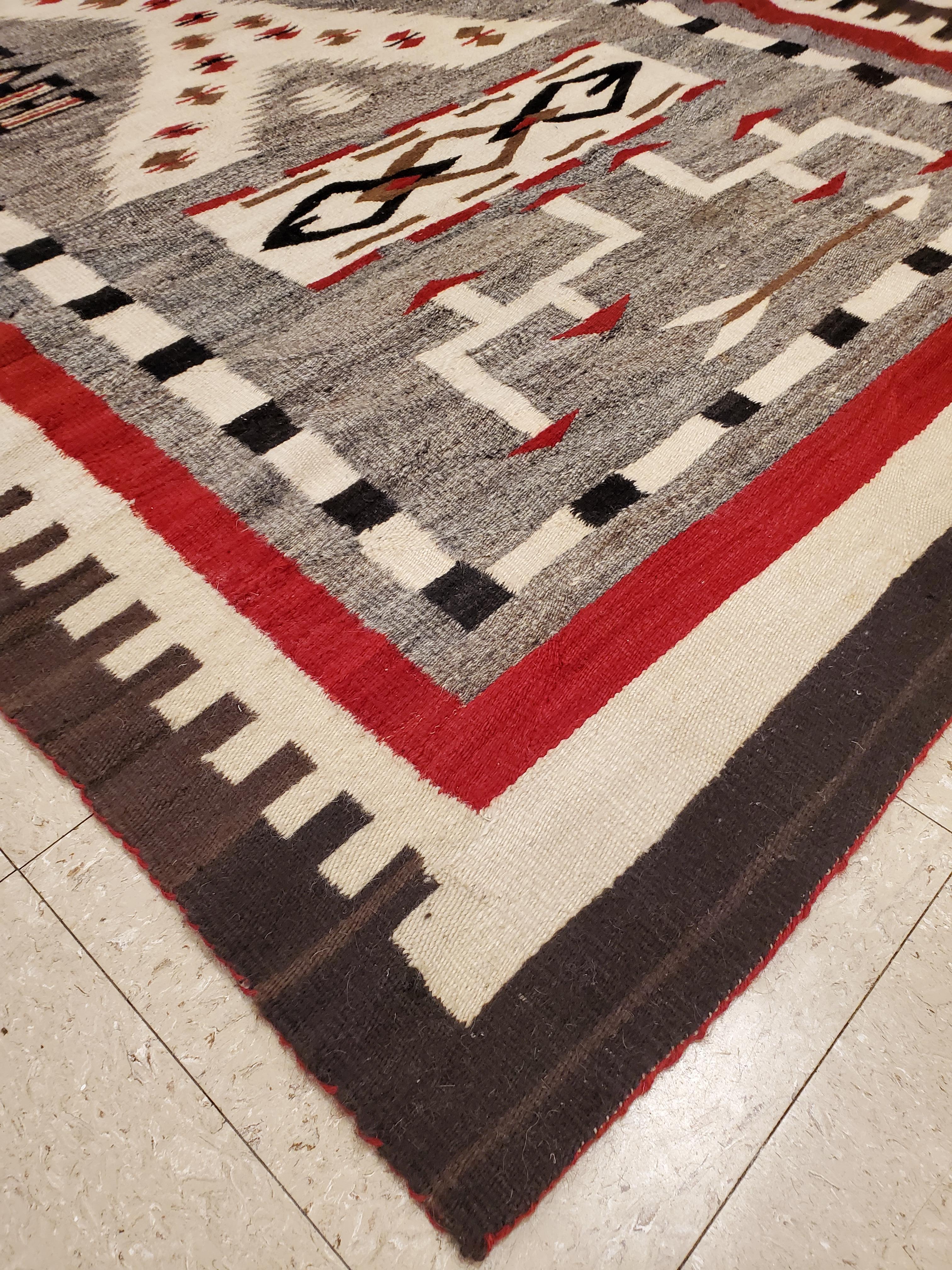 Noué à la main Antique Navajo Carpet, Folk Rug, Handmade Wool Rug, Beige, Gray, Brown (tapis de laine fait à la main) en vente
