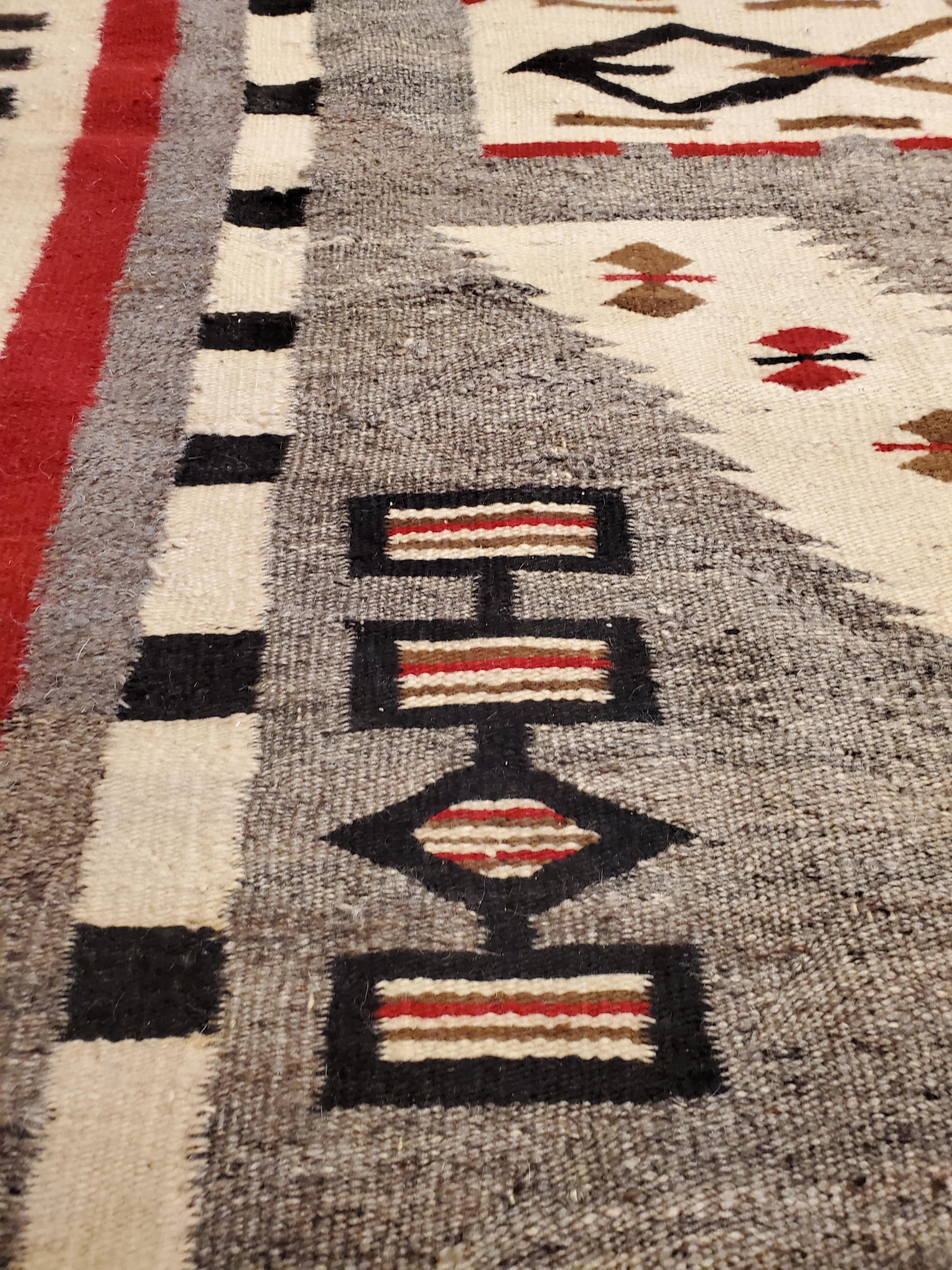 Laine Antique Navajo Carpet, Folk Rug, Handmade Wool Rug, Beige, Gray, Brown (tapis de laine fait à la main) en vente