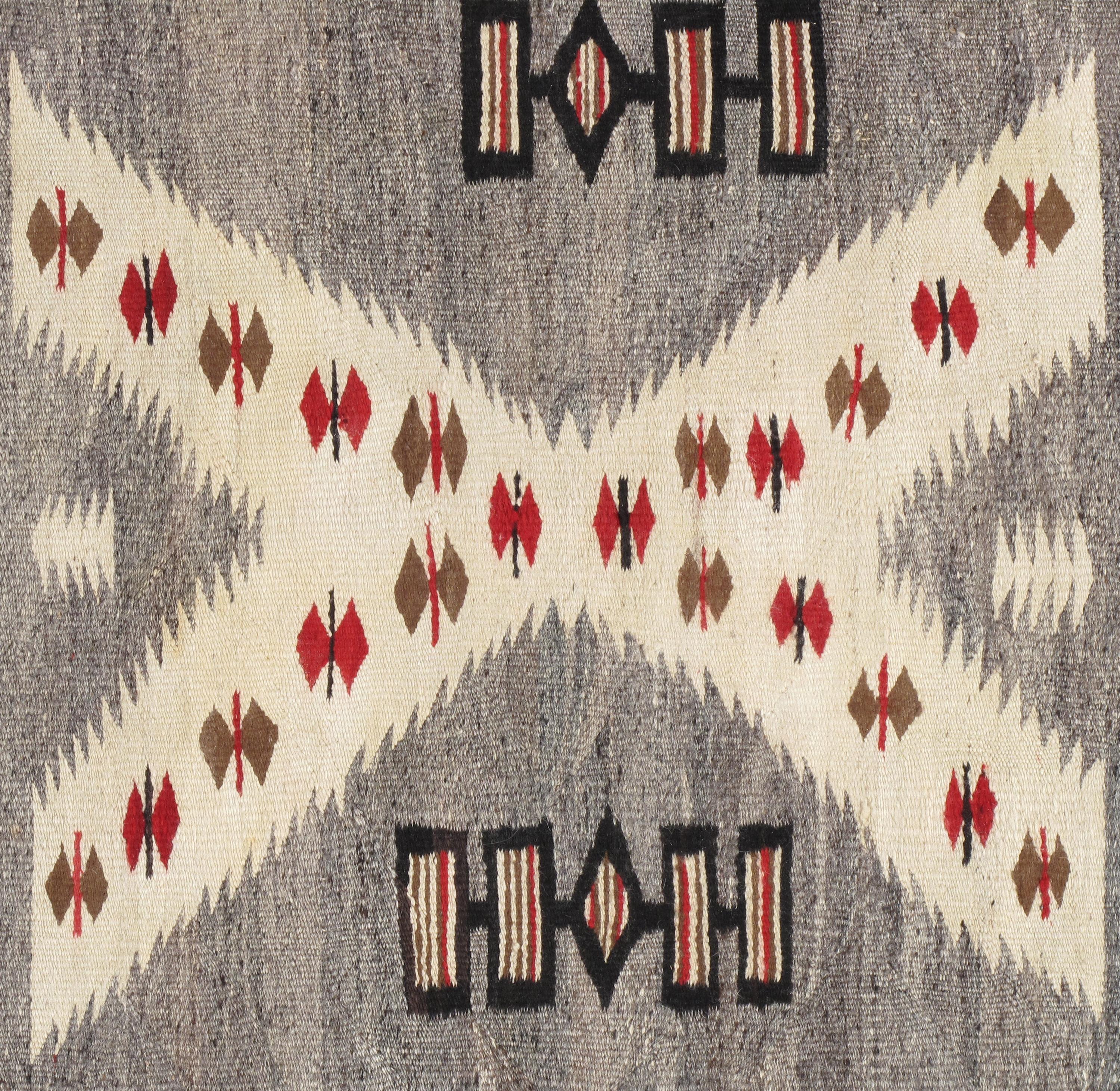 Antiker Navajo Teppich, Volksteppich, Handgefertigter Wollteppich, Beige, Grau, Braun im Angebot 1