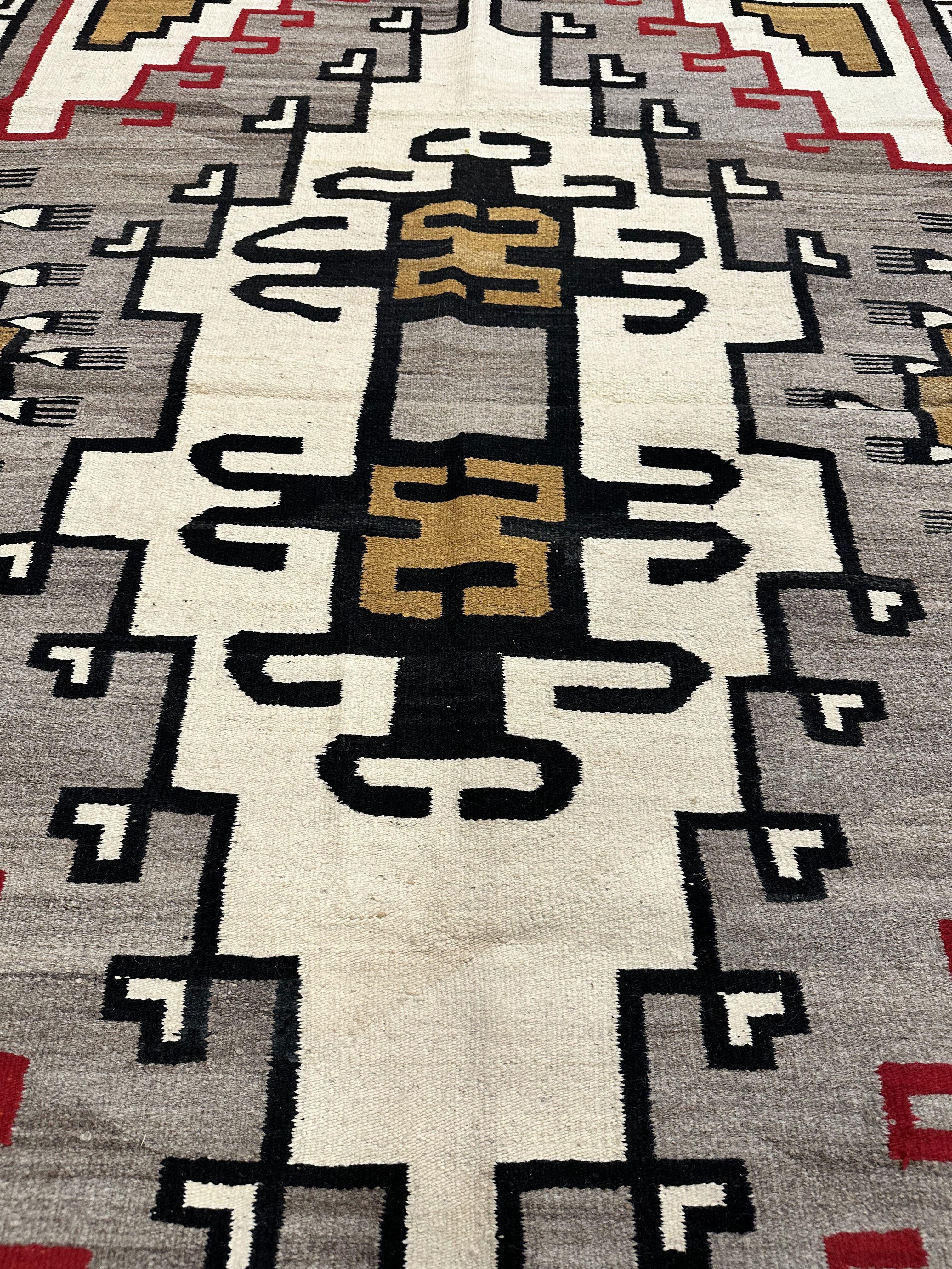 Antiker Navajo-Teppich, Volksteppich, handgefertigter Wollteppich, grau, rot, senf, schwarz (20. Jahrhundert) im Angebot