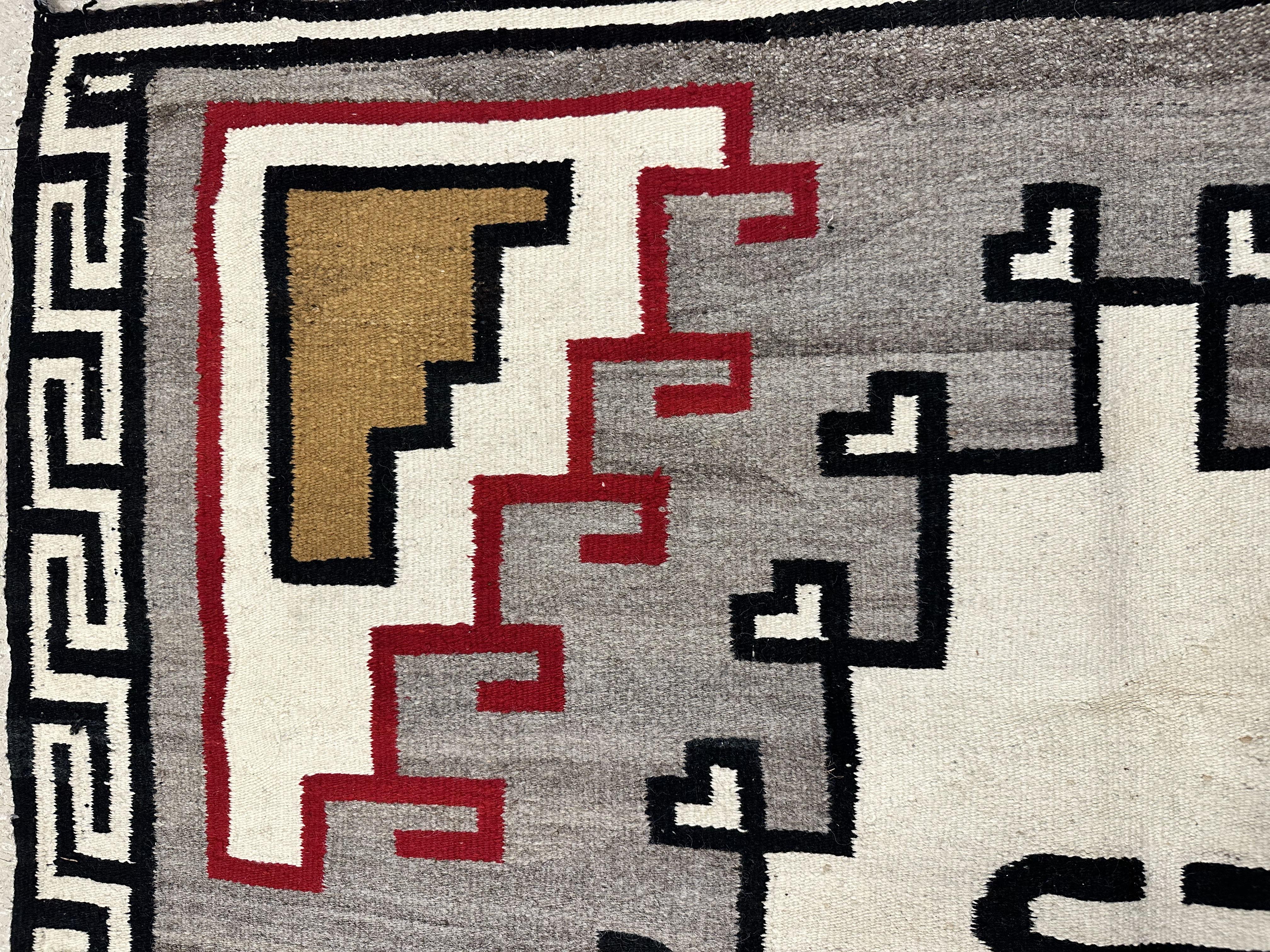 Antiker Navajo-Teppich, Volksteppich, handgefertigter Wollteppich, grau, rot, senf, schwarz (Wolle) im Angebot