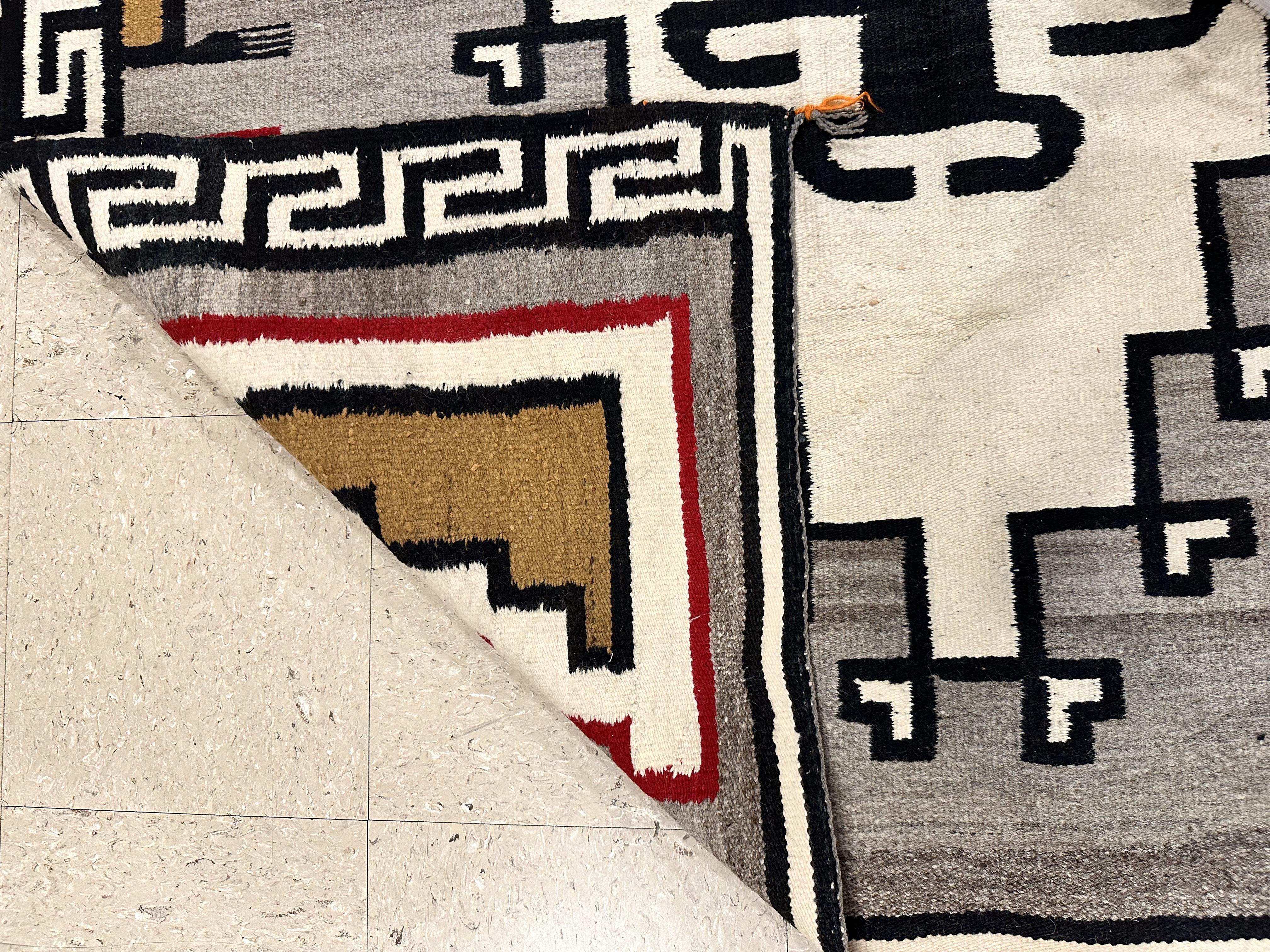 Antiker Navajo-Teppich, Volksteppich, handgefertigter Wollteppich, grau, rot, senf, schwarz im Angebot 1