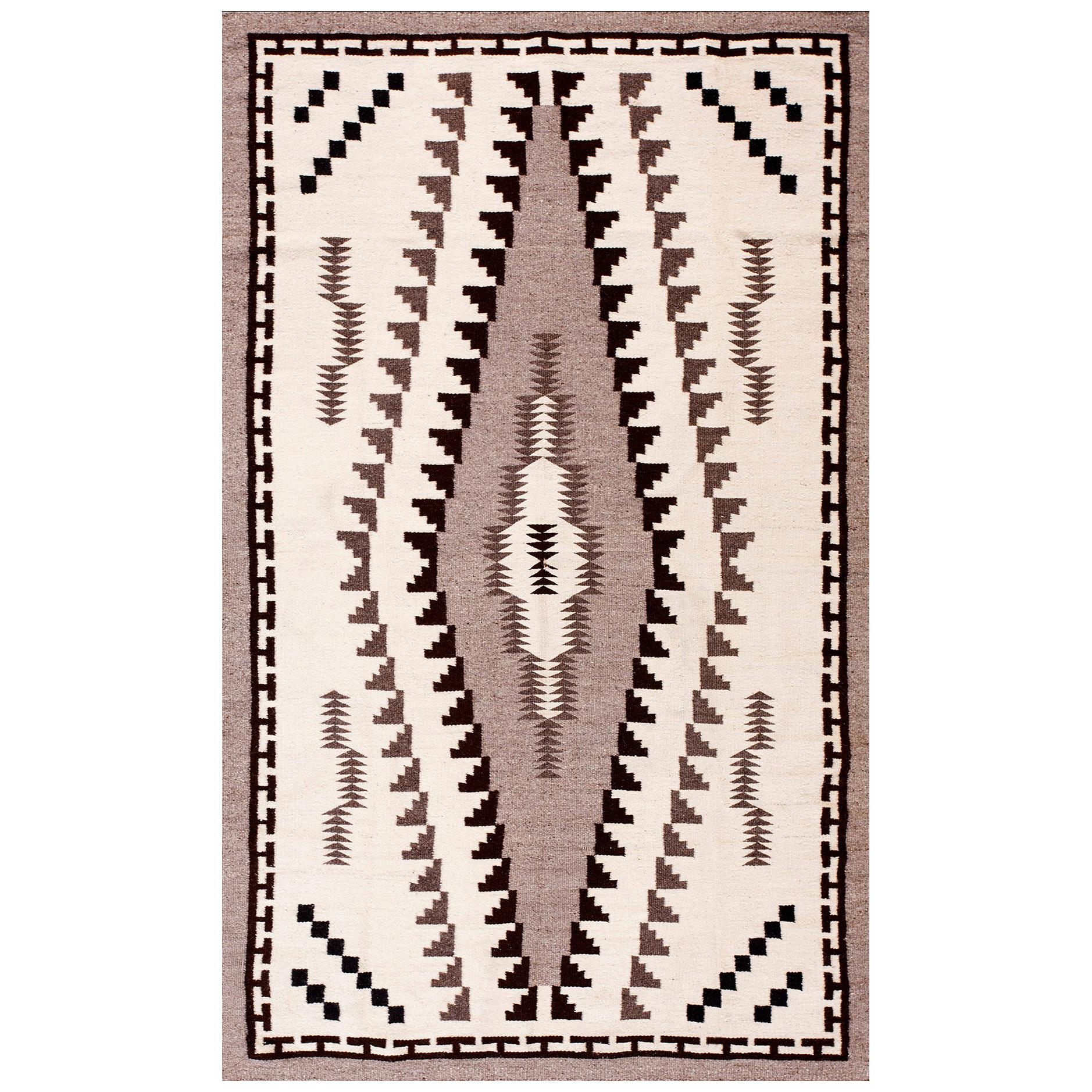 Amerikanischer Navajo-Teppich aus der Mitte des 20. Jahrhunderts ( 4'6" x 7'4" - 137 x 224")