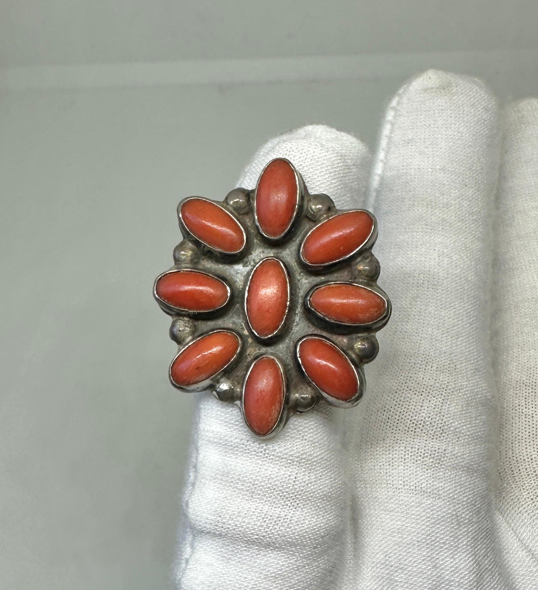 Se trata de un impresionante y rarísimo anillo antiguo de plata de ley con coral de los indios navajos nativos americanos.  El gran anillo dramático de los Nativos Americanos tiene 8 magníficos cabujones ovales de Coral engastados en círculo