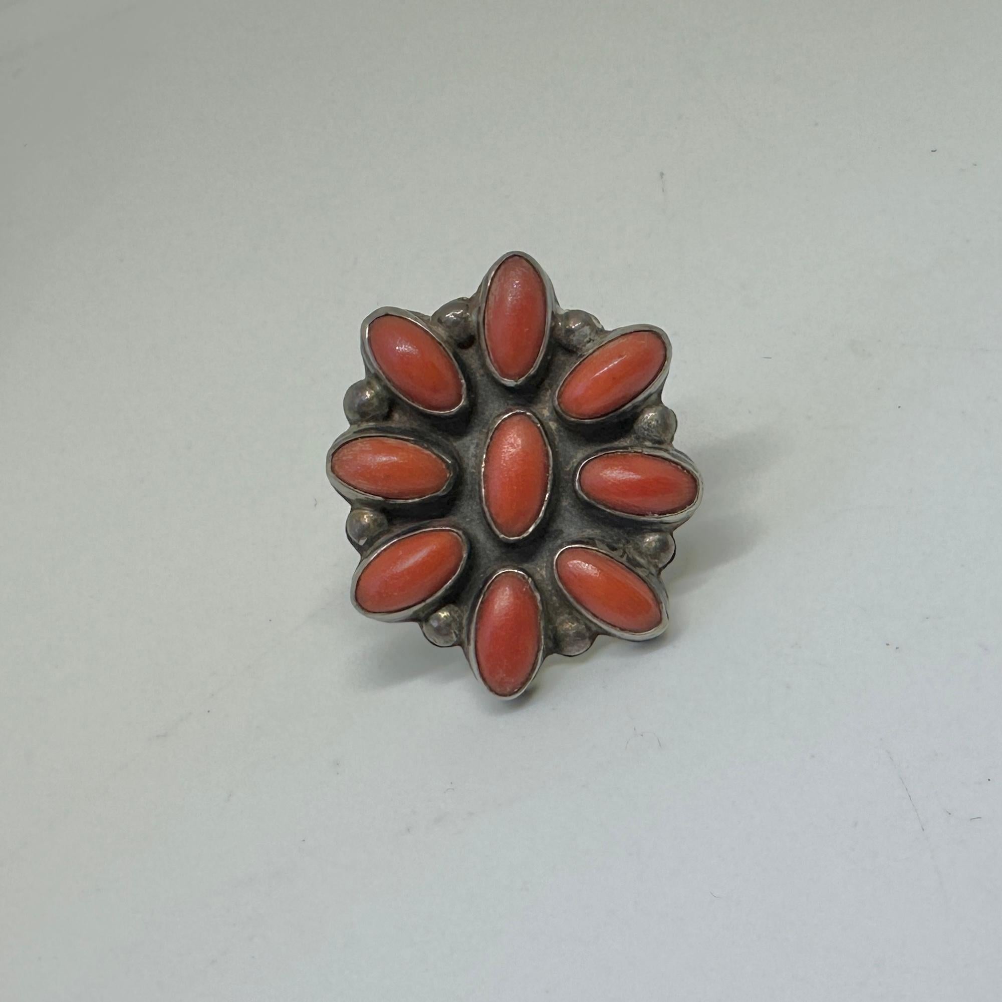 Antiguo Anillo de Coral Indio Americano Navajo Antiguo Peón de Plata en Excelente estado para la venta en New York, NY