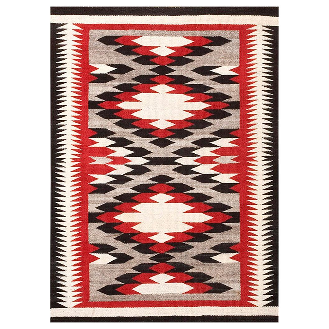 Amerikanischer Navajo-Teppich des frühen 20. Jahrhunderts ( 2'10" x 4' - 86 x 122)