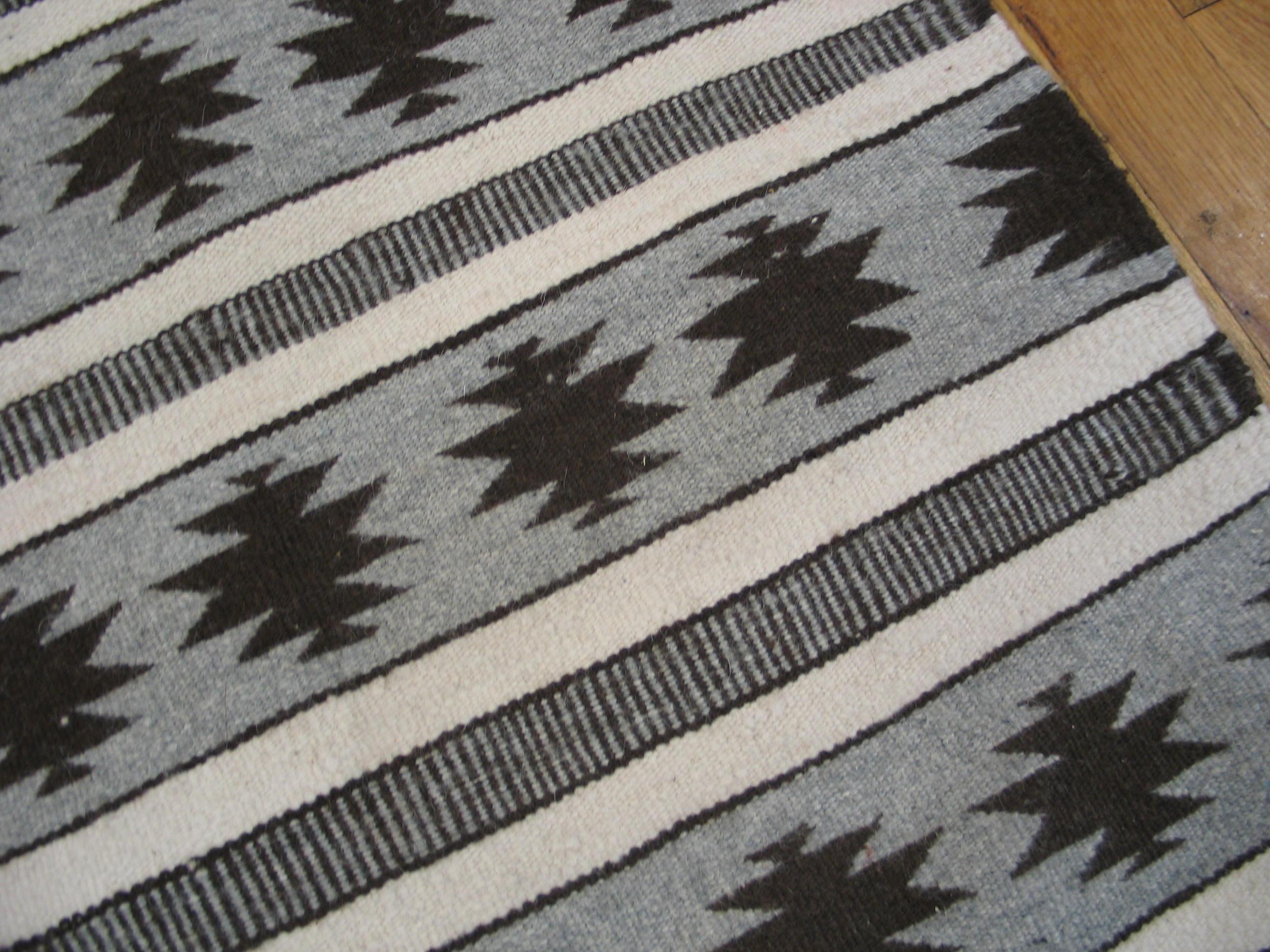 Antiker Navajo-Teppich (amerikanisch) im Angebot