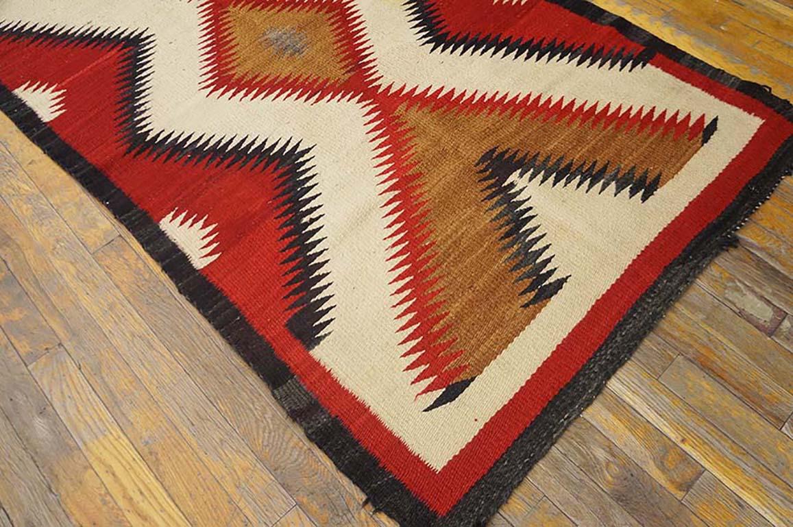 Amerikanischer Navajo-Teppich aus den 1920er Jahren ( 1,42 m x 2,13 m x 183 cm) (amerikanisch) im Angebot