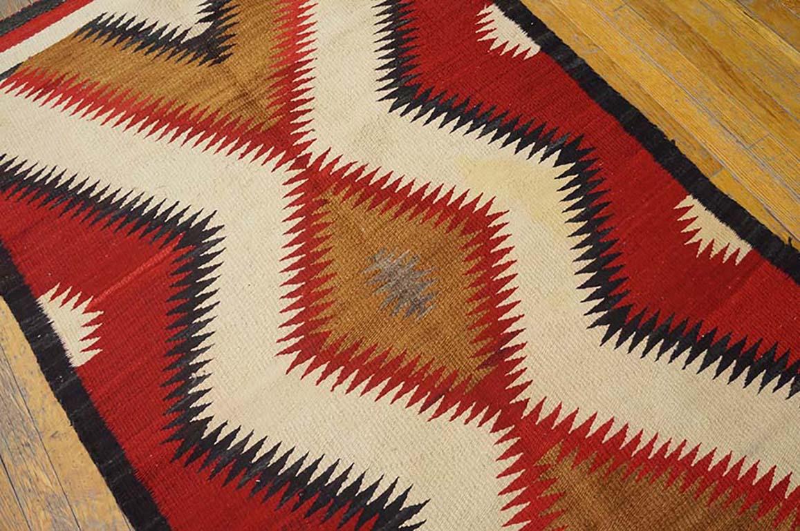 Amerikanischer Navajo-Teppich aus den 1920er Jahren ( 1,42 m x 2,13 m x 183 cm) (Handgewebt) im Angebot