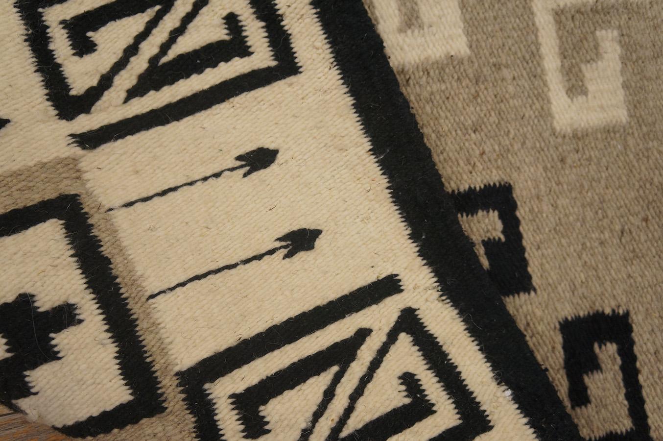 Mid-20th Century American Navajo Carpet ( 4' x 5'8'' - 122 x 173 ) For Sale 5