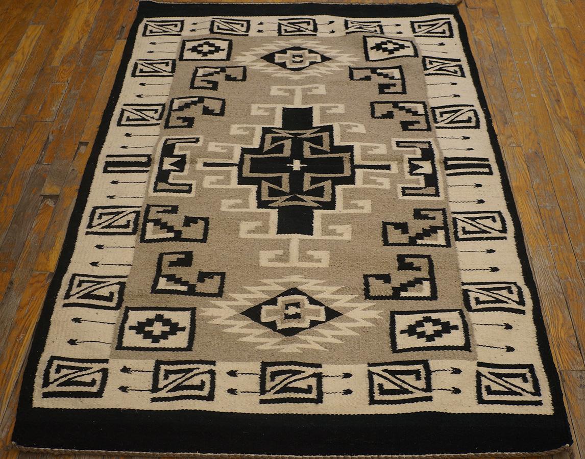 Hand-Woven Mid-20th Century American Navajo Carpet ( 4' x 5'8'' - 122 x 173 ) For Sale