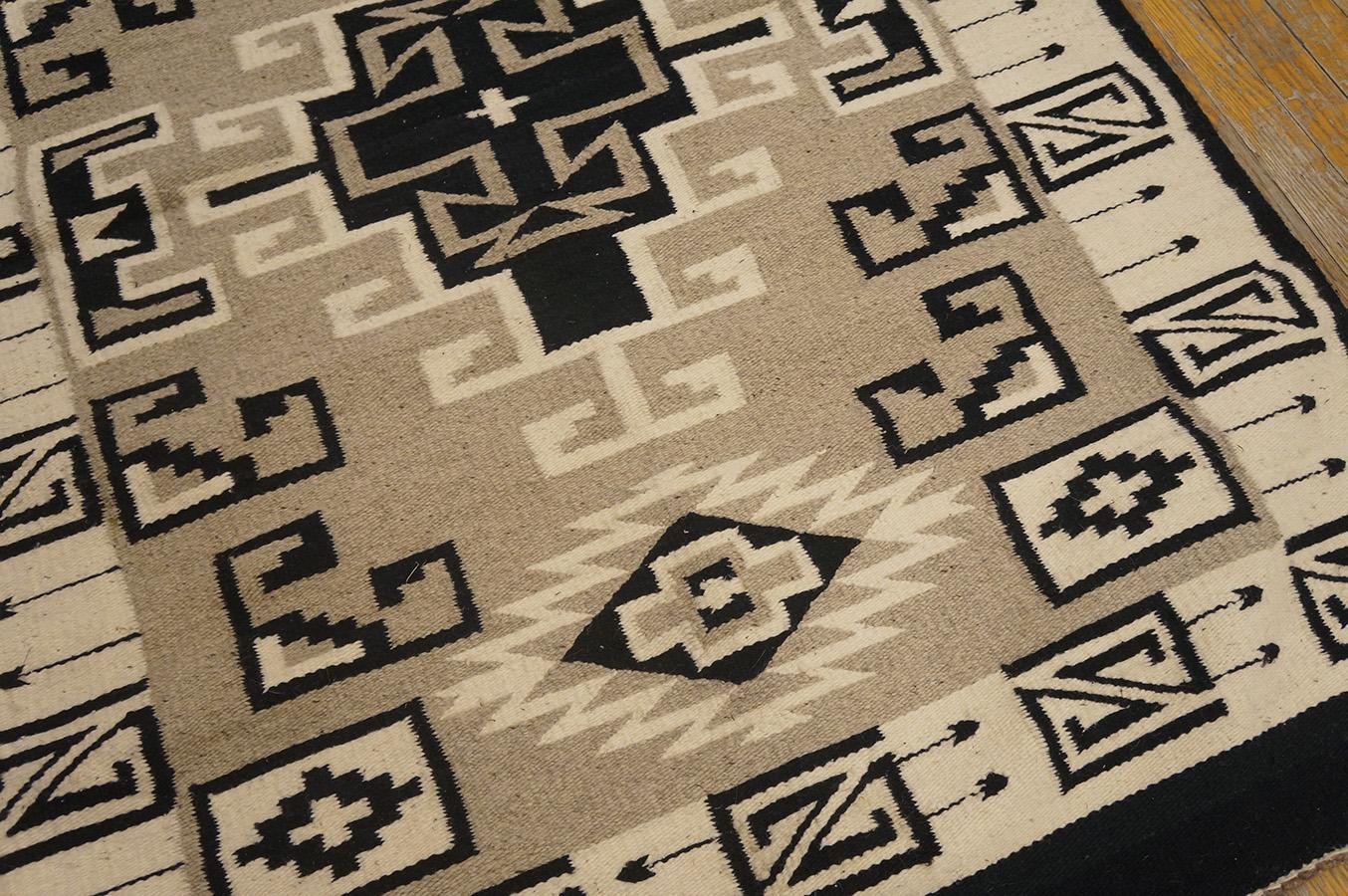Mid-20th Century American Navajo Carpet ( 4' x 5'8'' - 122 x 173 ) In Good Condition For Sale In New York, NY