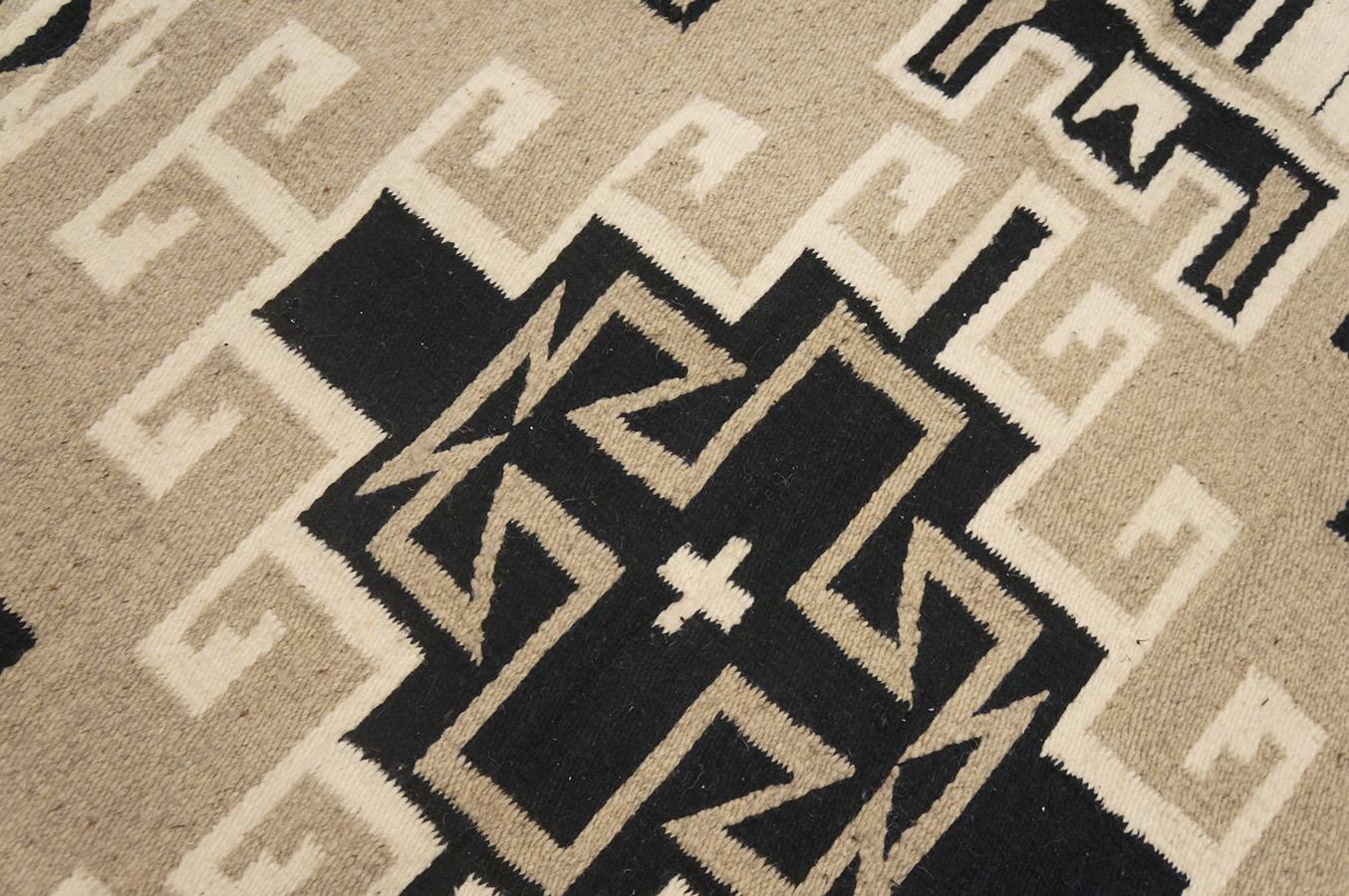 Wool Mid-20th Century American Navajo Carpet ( 4' x 5'8'' - 122 x 173 ) For Sale
