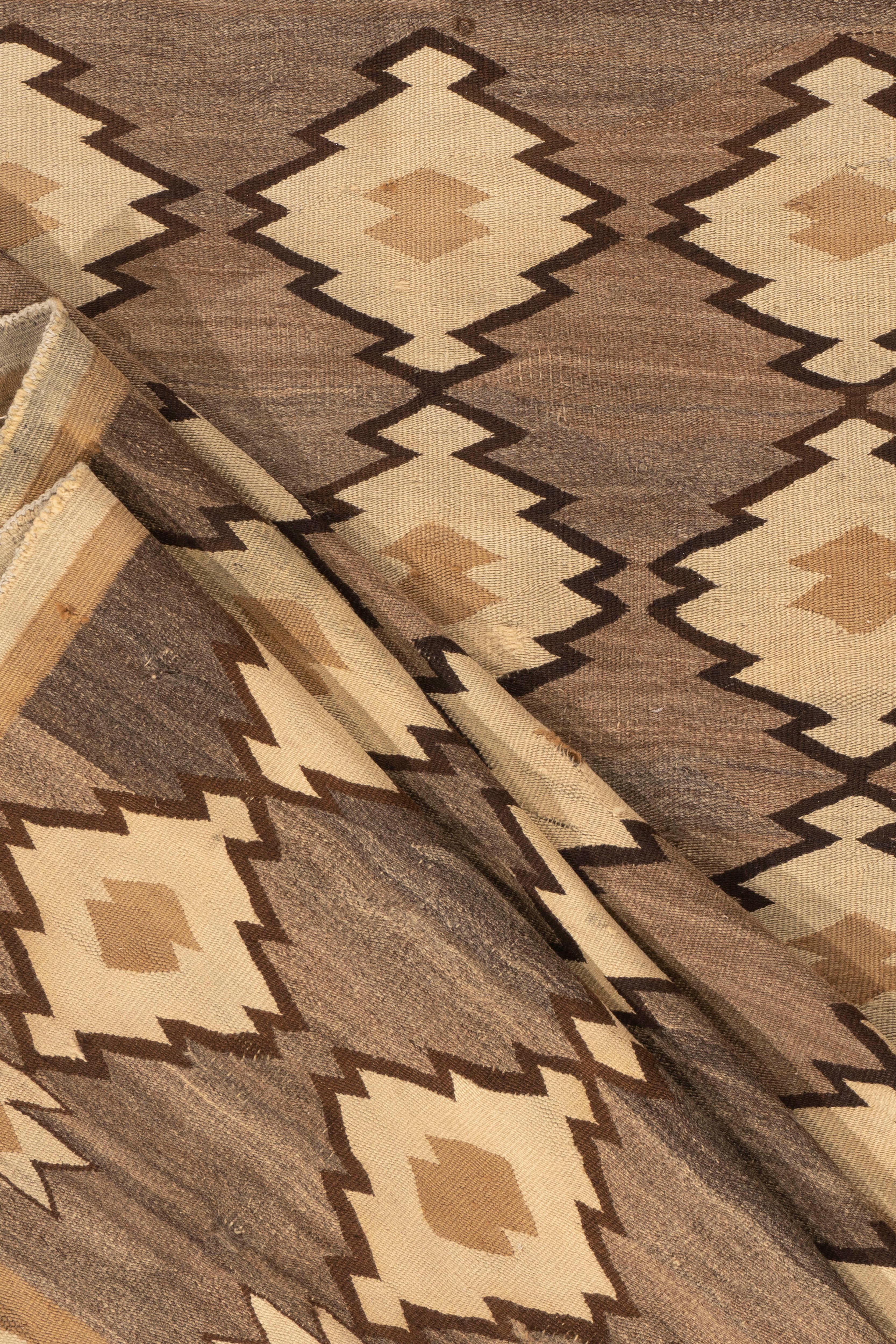 Antique Circa 1910 Navajo Hand Woven Taupes Ivory Wool Rug 4'5 X 5'8 In Good Condition For Sale In New York, NY