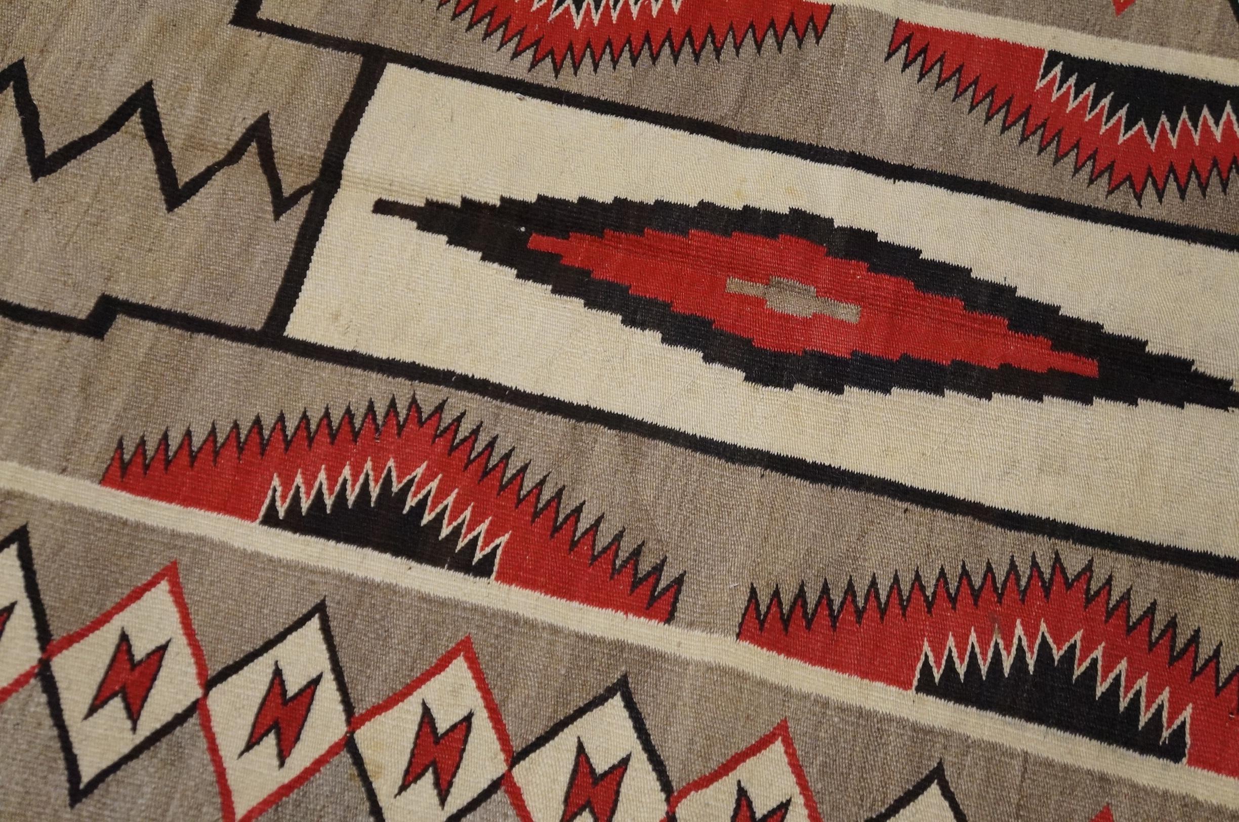 Amerikanischer Navajo-Teppich mit Sturmmuster des frühen 20. Jahrhunderts ( 3' x 5'7