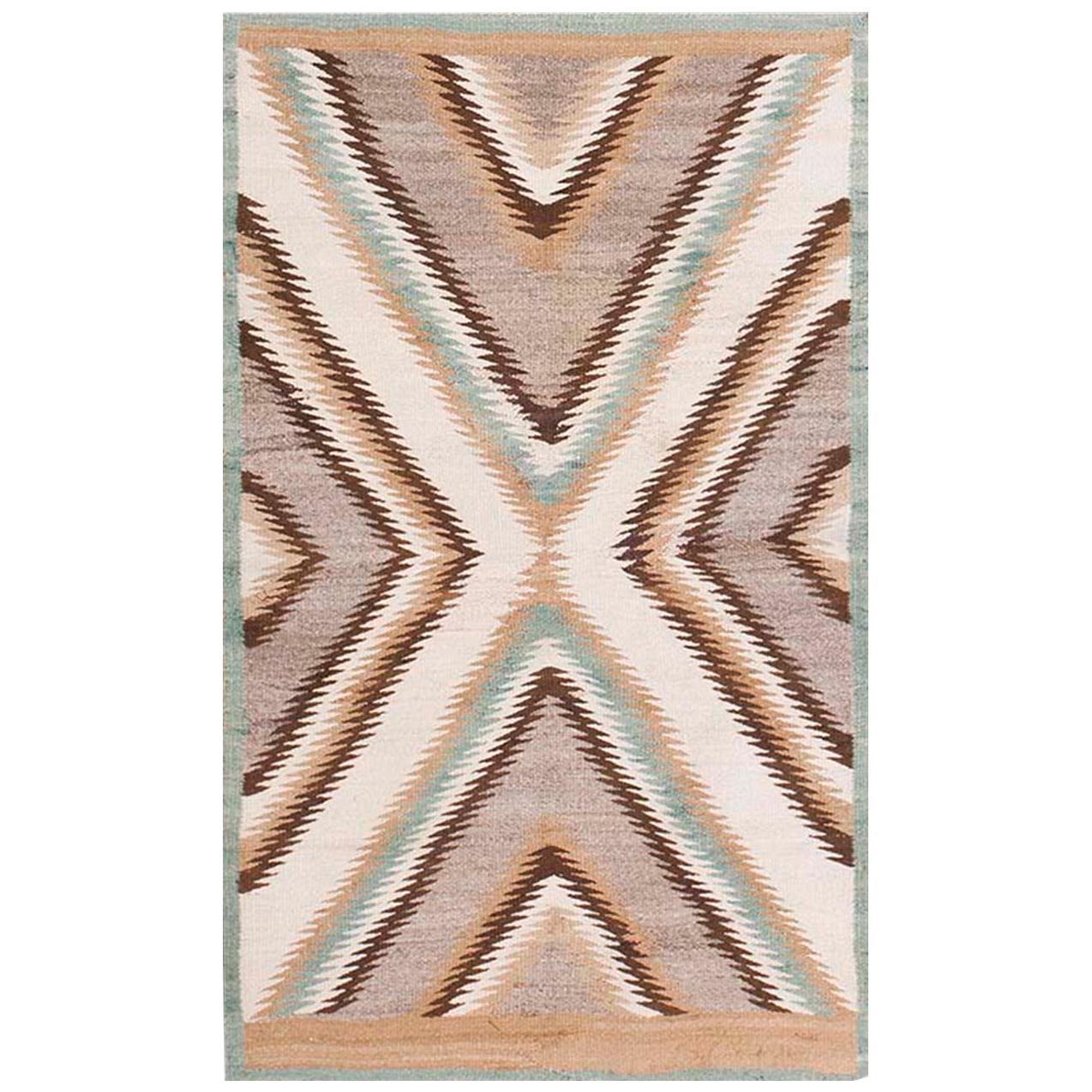 Amerikanischer Navajo-Teppich aus den 1920er Jahren ( 2'9" x 4" - 83 x 132 cm) im Angebot