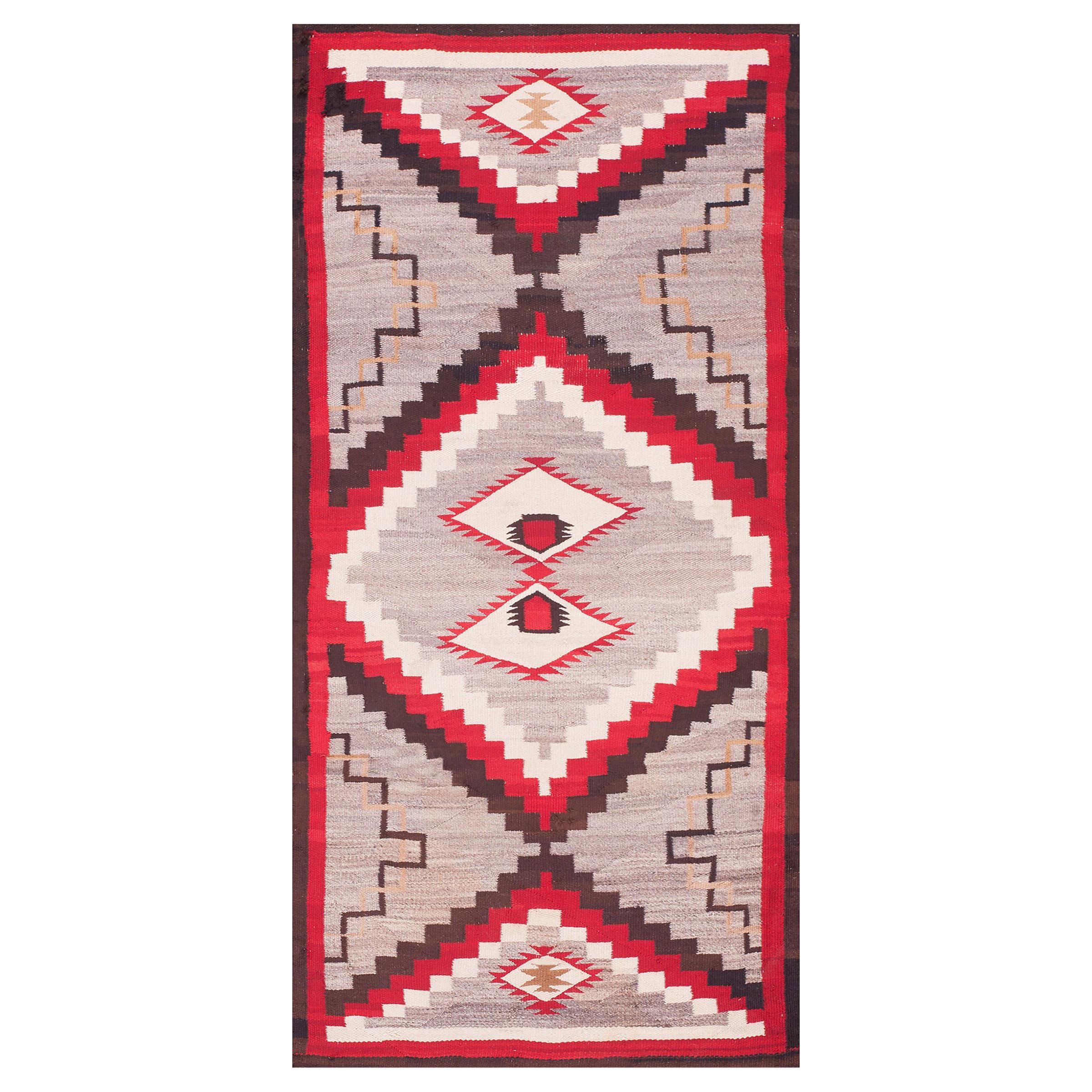 Amerikanischer Navajo-Teppich des frühen 20. Jahrhunderts ( 3'10" x 7'4" - 117 x 224") im Angebot