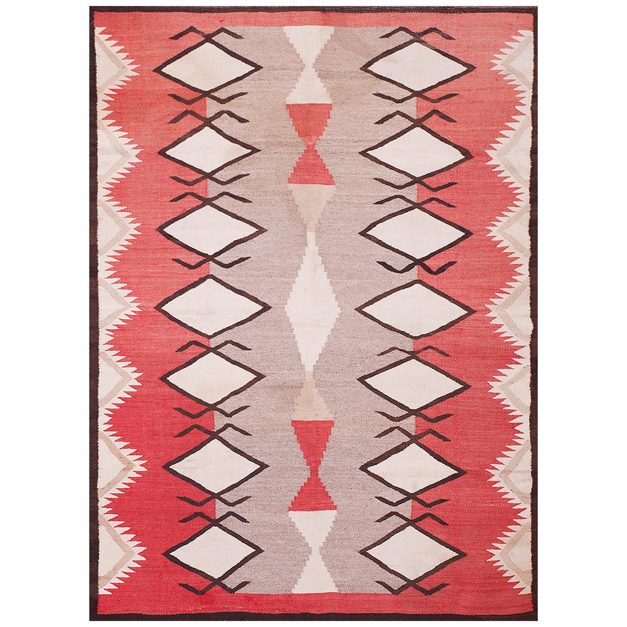Tapis Navajo du début du 20ème siècle ( 4'2" x 5'7" - 127 x 170 ) en vente