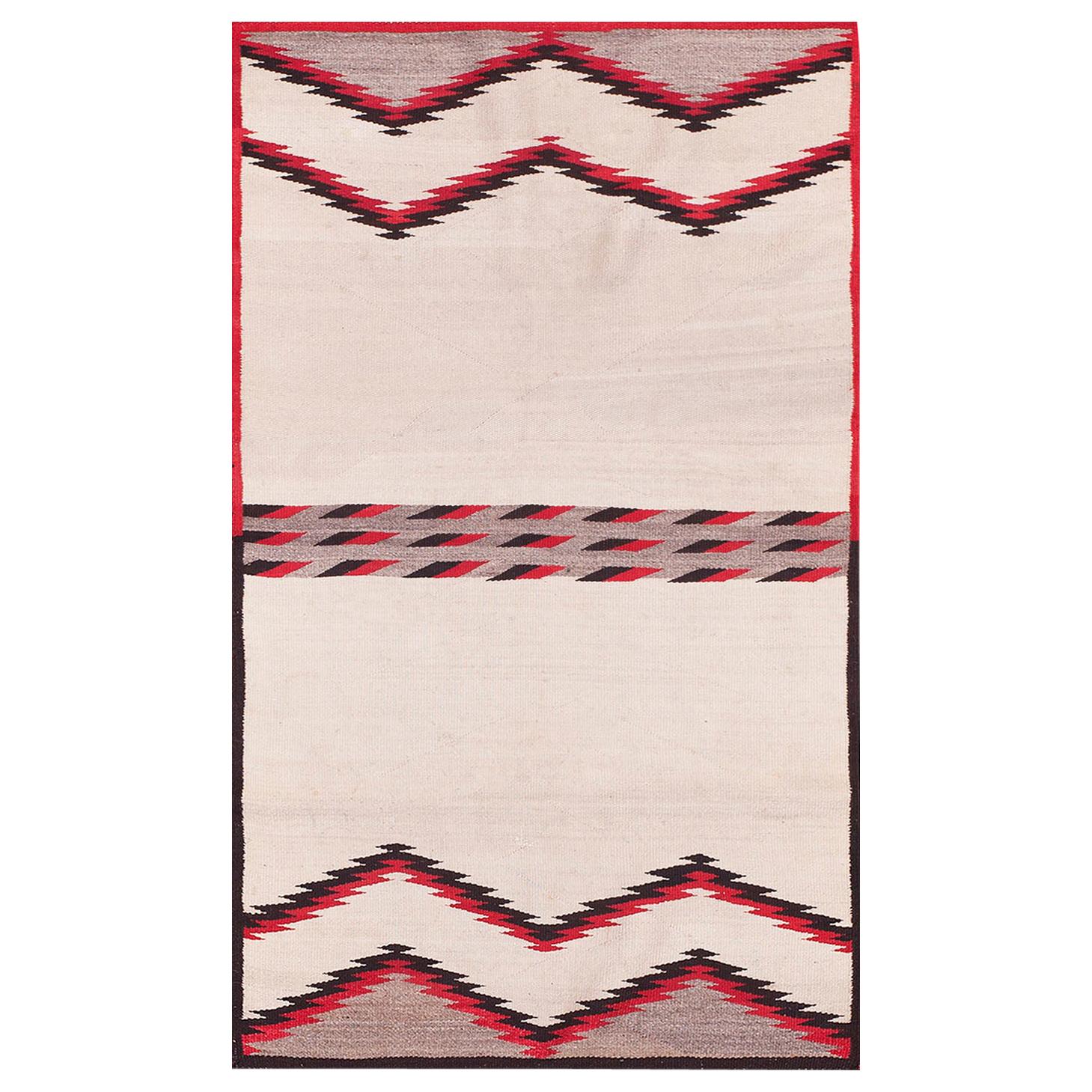 Amerikanischer Navajo-Satteldeppich des frühen 20. Jahrhunderts ( 2'8" x 4'4"- 81 x 132")