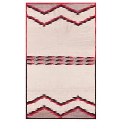 Amerikanischer Navajo-Satteldeppich des frühen 20. Jahrhunderts ( 2'8" x 4'4"- 81 x 132")