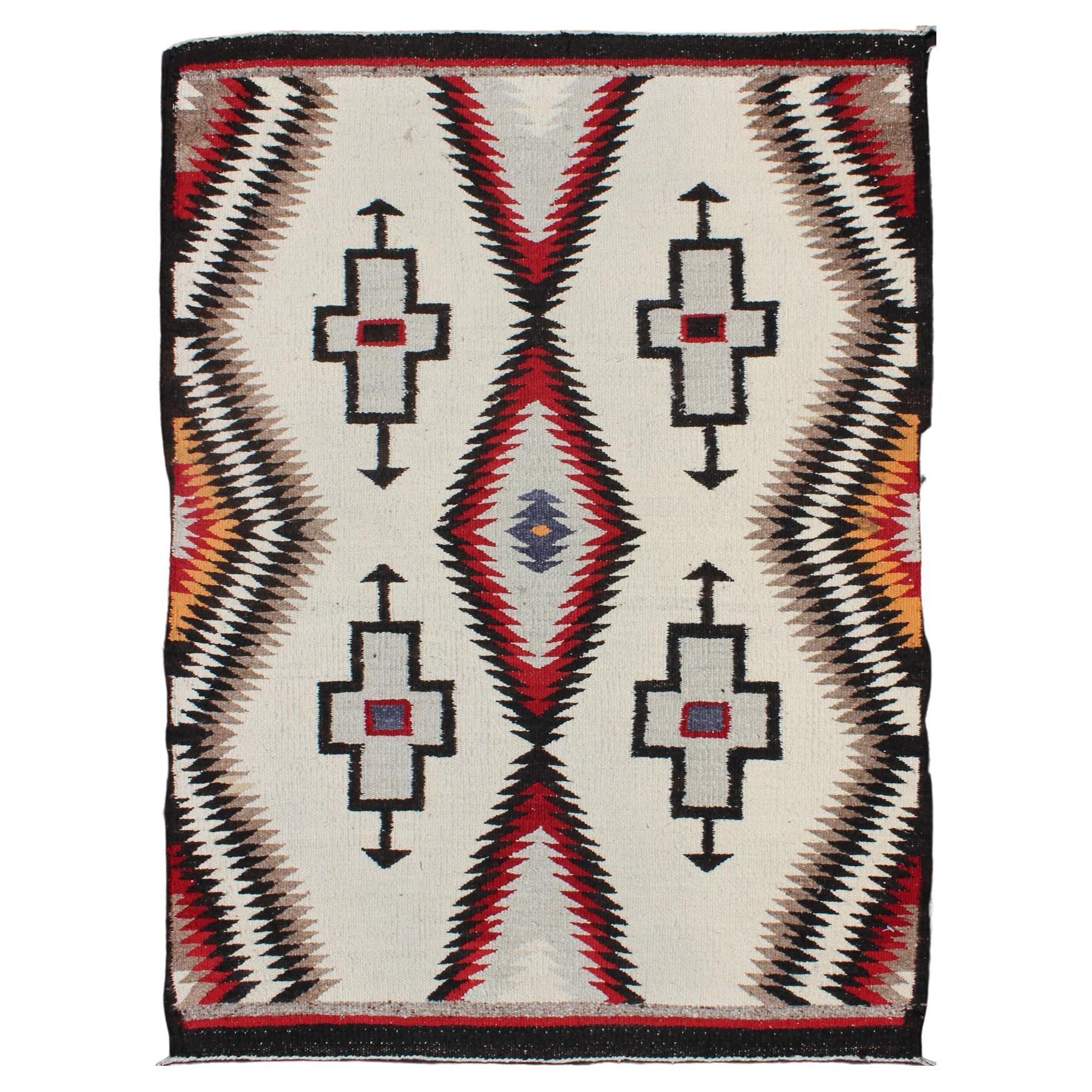 Tapis Navajo ancien en gris, ivoire, noir, orange et rouge