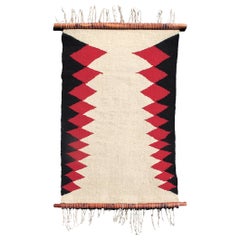Tapis de suspension murale Navajo avec chevilles en bois intégrées, milieu du XXe siècle