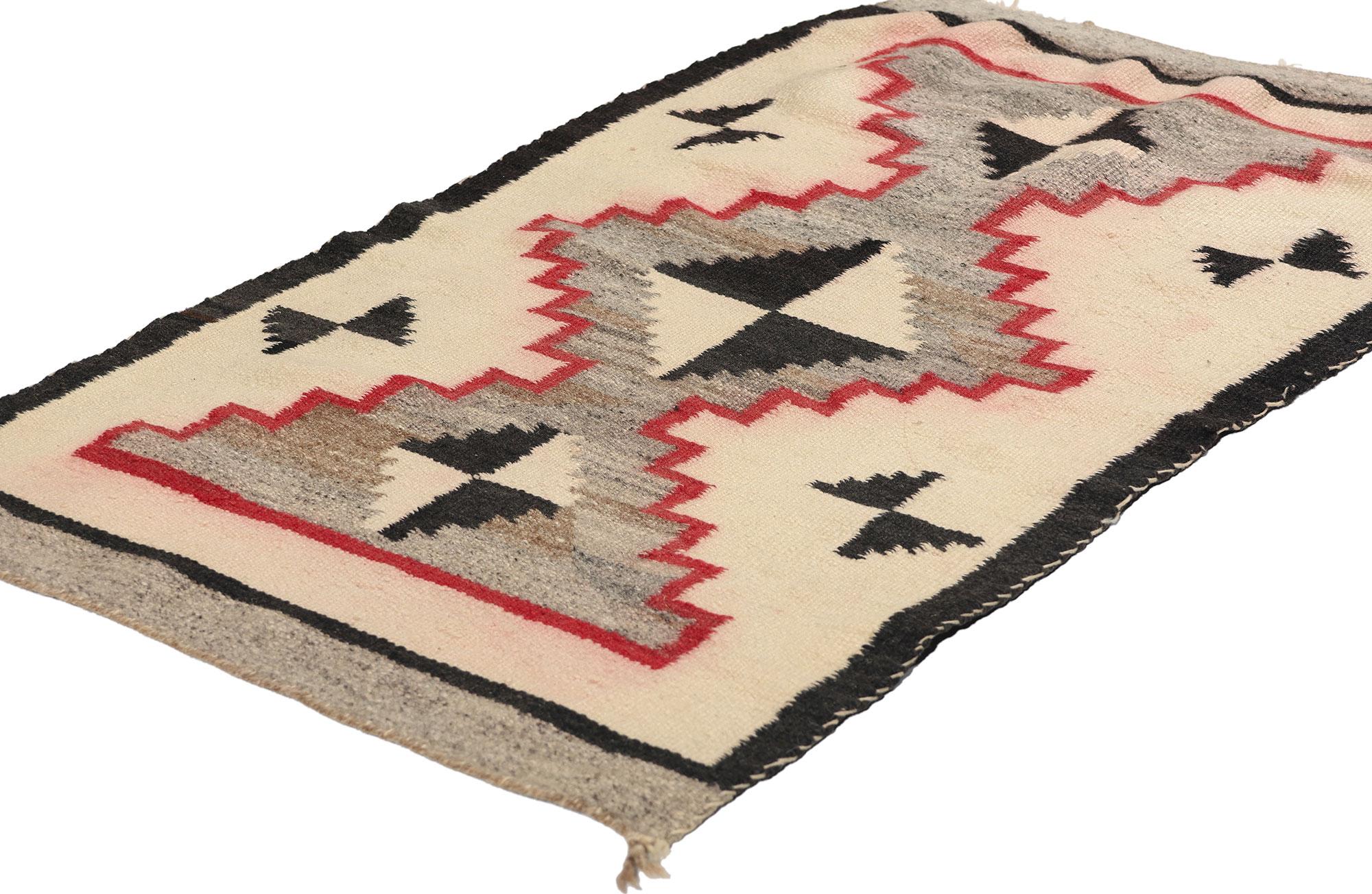 78752 Tapis Navajo Transitionnel Antique, 02'01 x 03'05. Les tapis Navajo de transition, tissés à la fin du XIXe siècle et au début du XXe siècle, marquent une période de changement culturel pour le peuple Navajo, influencé par un contact accru avec