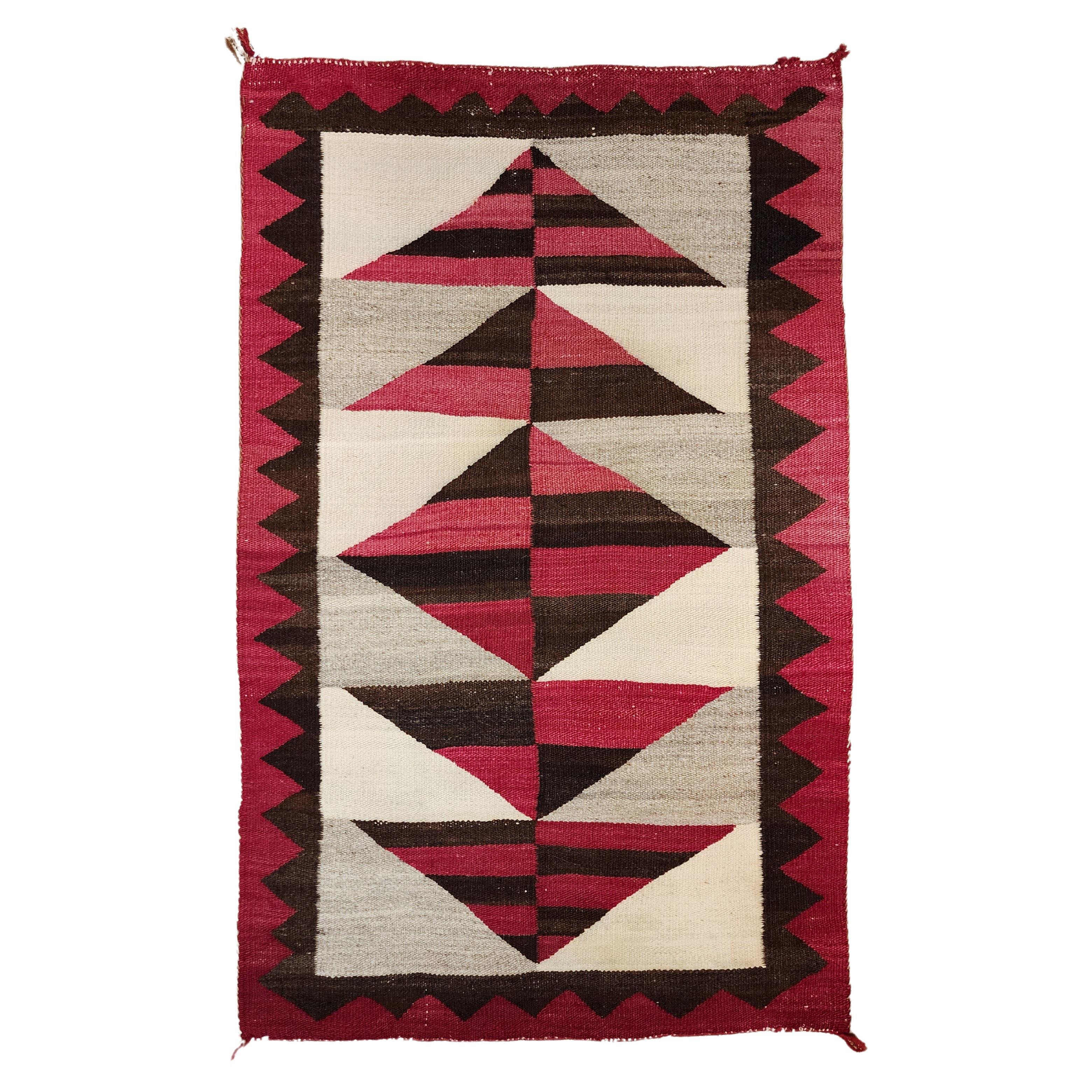 Antiquities Navajo Weaving Late 19th Century (Tissage Navajo de la fin du 19ème siècle)