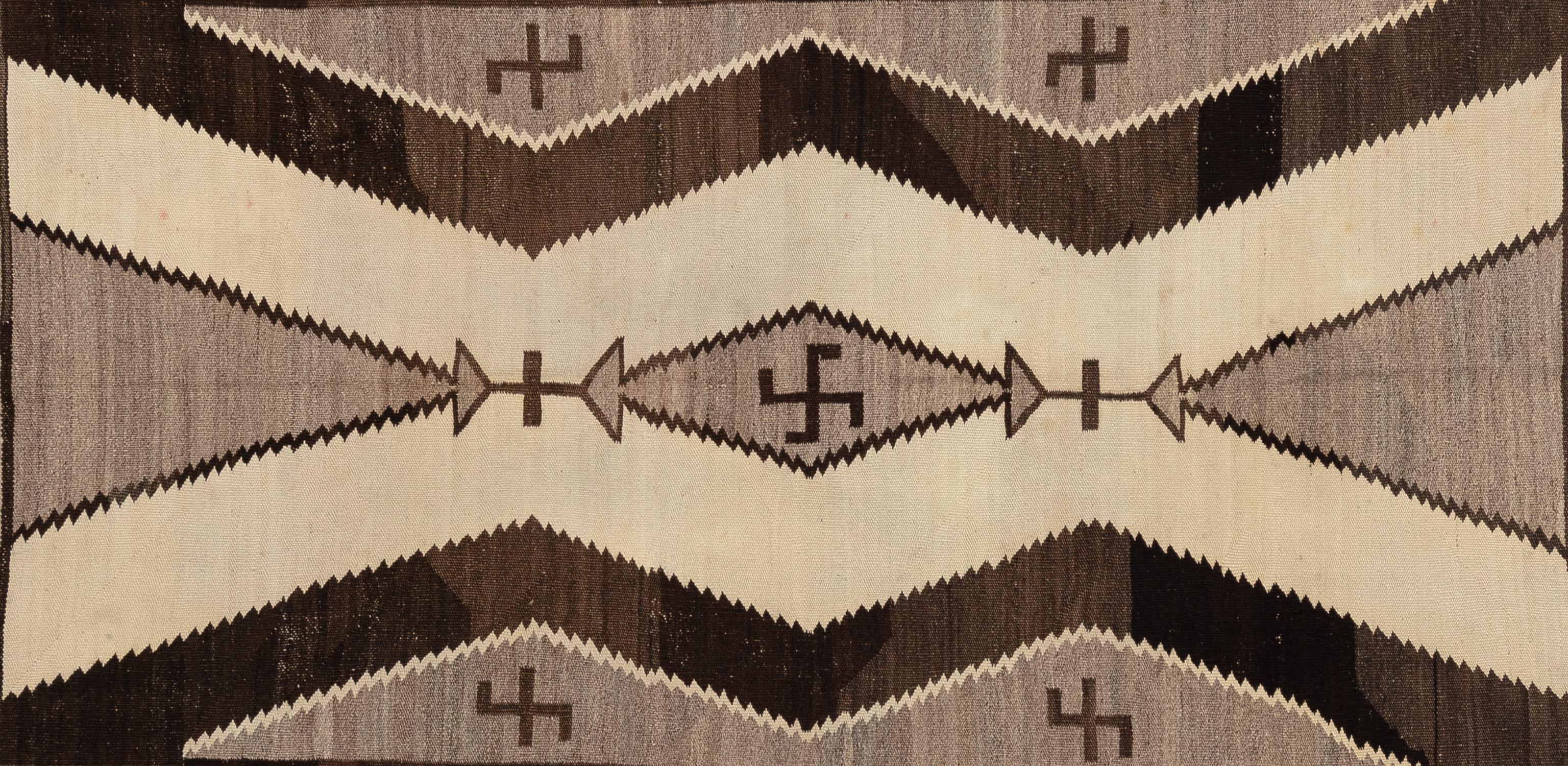 Questo Navajo, unico nel suo genere, è caratterizzato da toni neutri e da un design unico. Il tronco di vortice risale alla metà del 1800 nelle tessiture Navajo. Il ceppo vorticoso è un simbolo sacro e rappresenta la fortuna, la protezione e il