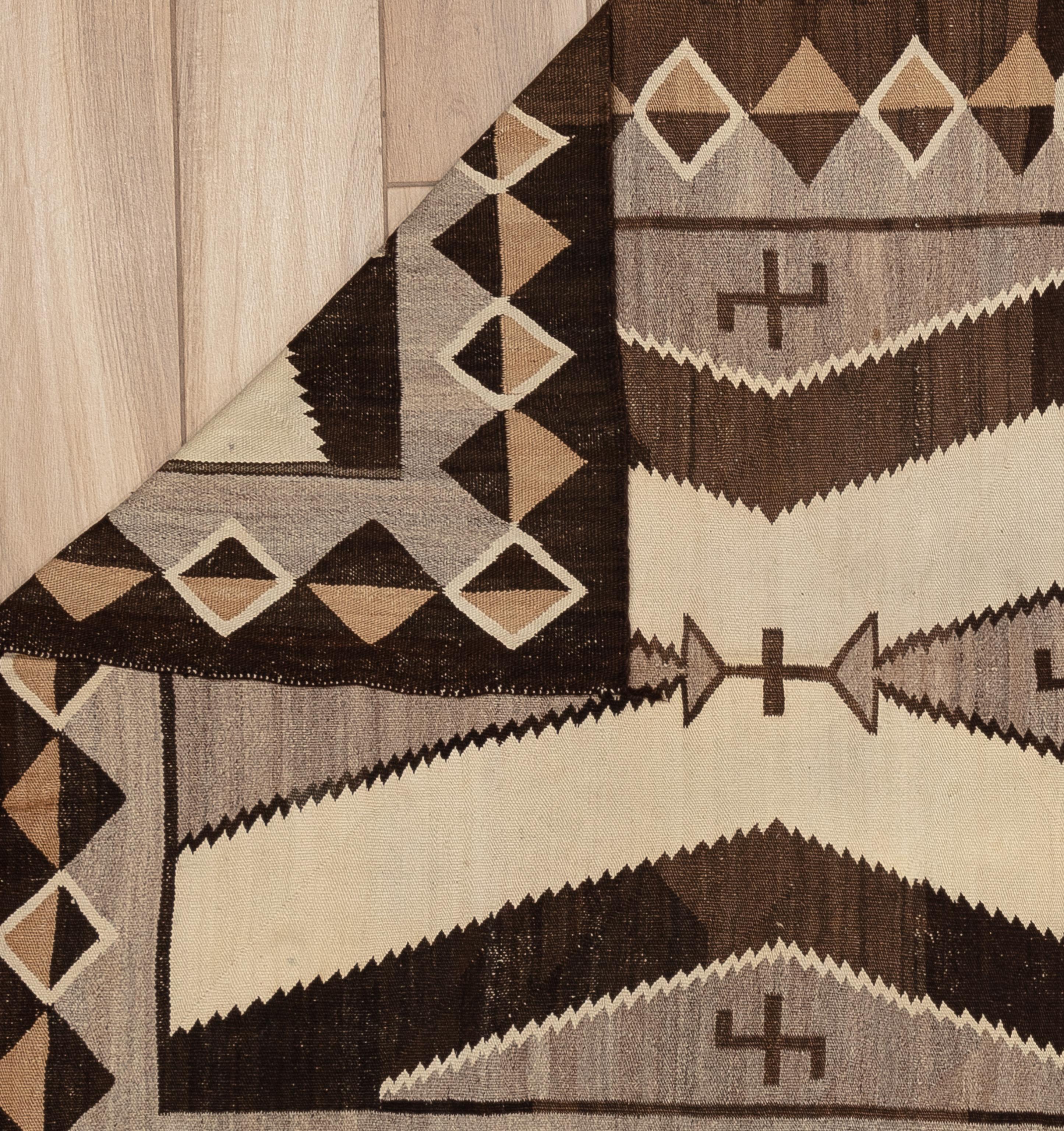 Tessuto a mano Antico ceppo Navajo che vortica Circa 1920 in vendita